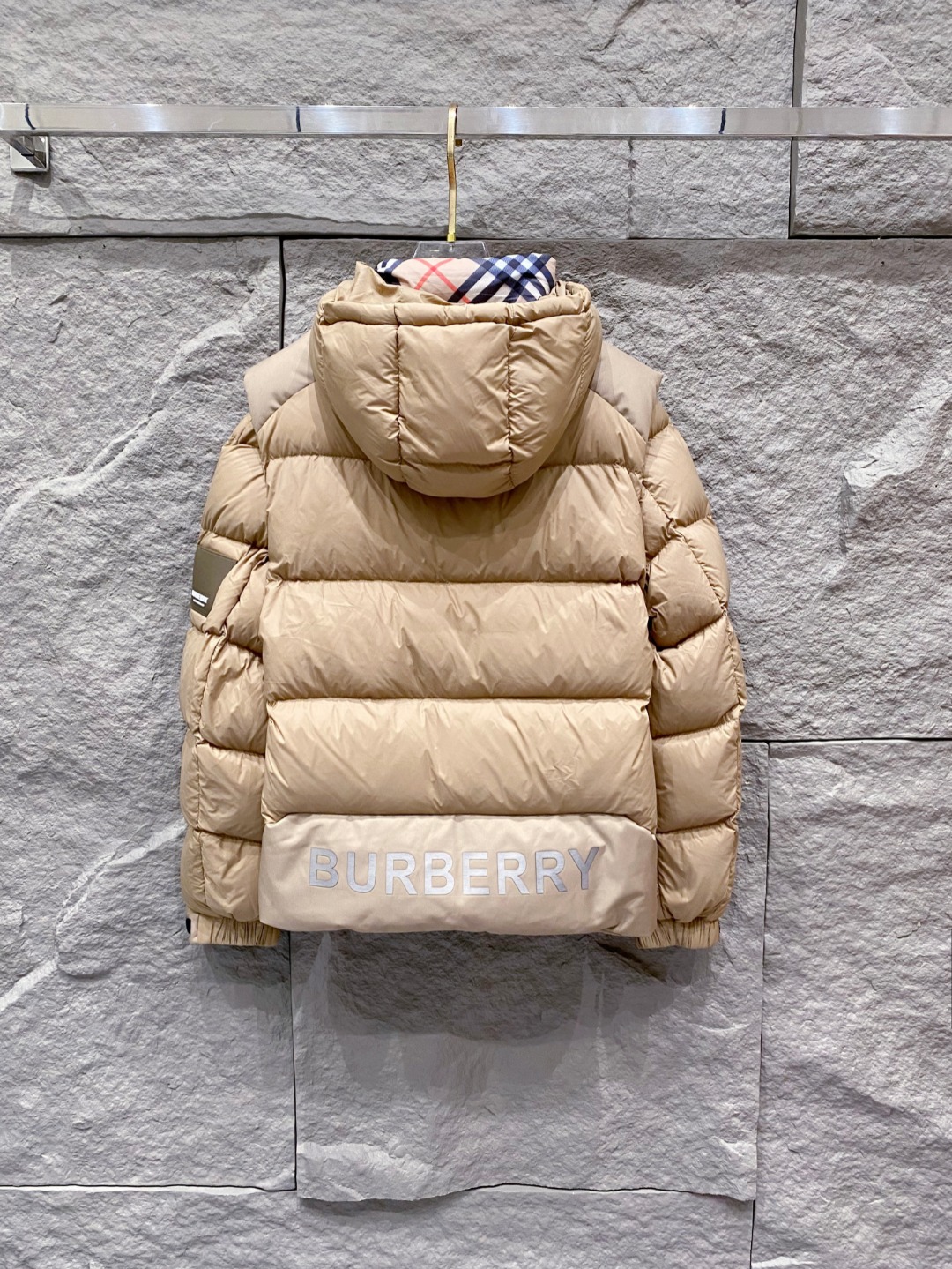 爆款羽绒服 BURBERRY巴宝莉 2025新款羽绒服秀场新品，袖子可拆卸，一衣两穿。品相非常完美，专柜