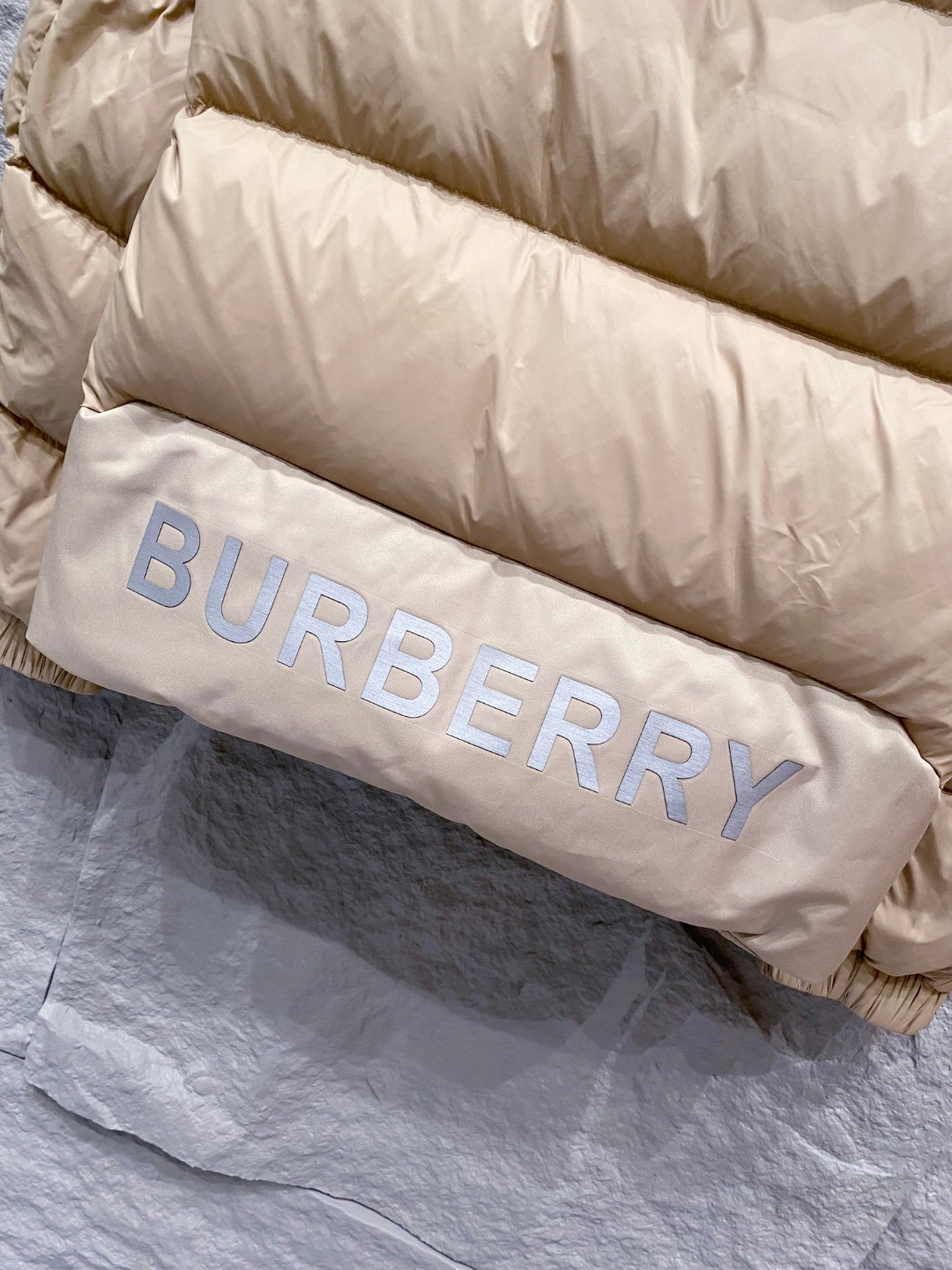 爆款羽绒服 BURBERRY巴宝莉 2025新款羽绒服秀场新品，袖子可拆卸，一衣两穿。品相非常完美，专柜