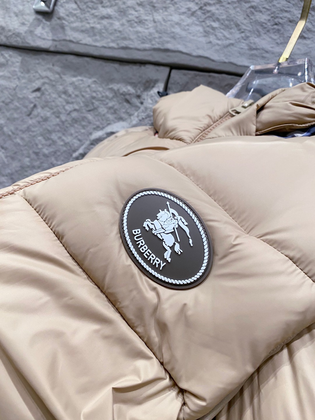 爆款羽绒服 BURBERRY巴宝莉 2025新款羽绒服秀场新品，袖子可拆卸，一衣两穿。品相非常完美，专柜