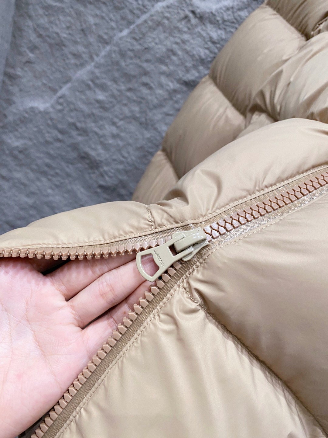 爆款羽绒服 BURBERRY巴宝莉 2025新款羽绒服秀场新品，袖子可拆卸，一衣两穿。品相非常完美，专柜