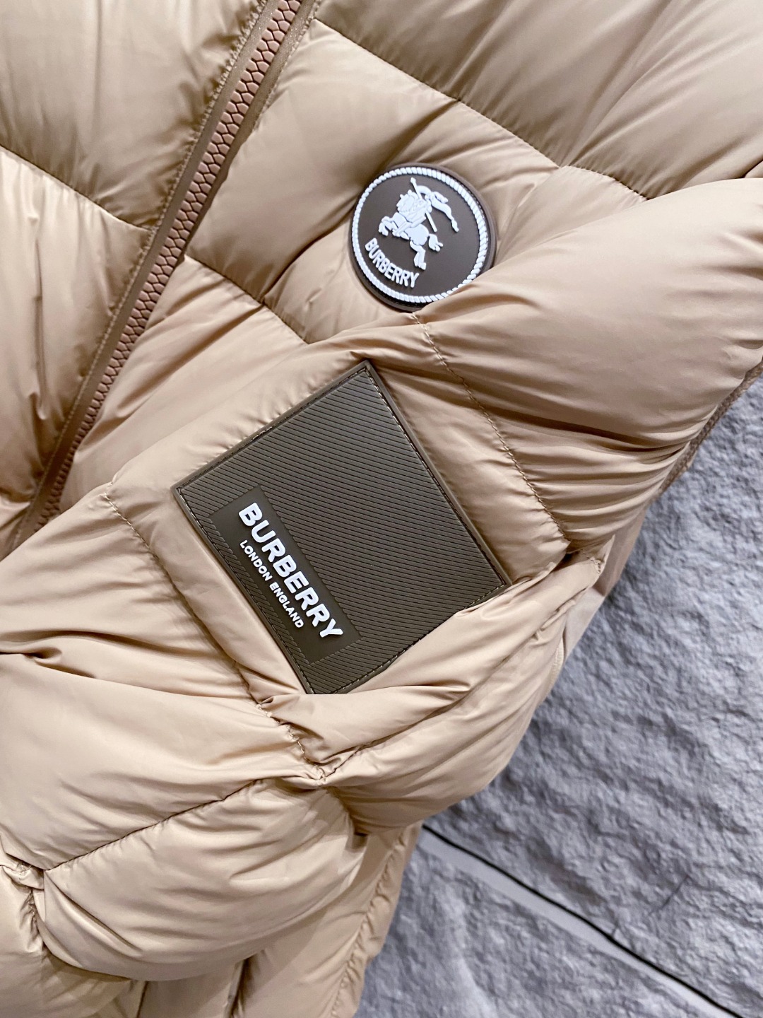 爆款羽绒服 BURBERRY巴宝莉 2025新款羽绒服秀场新品，袖子可拆卸，一衣两穿。品相非常完美，专柜