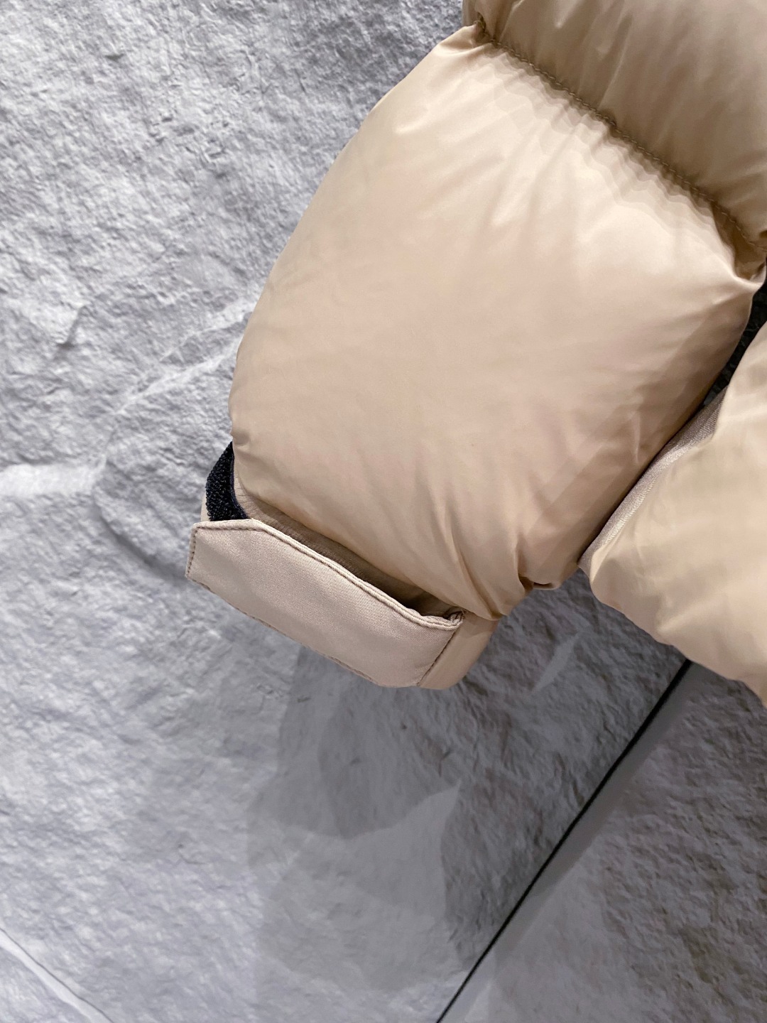 爆款羽绒服 BURBERRY巴宝莉 2025新款羽绒服秀场新品，袖子可拆卸，一衣两穿。品相非常完美，专柜