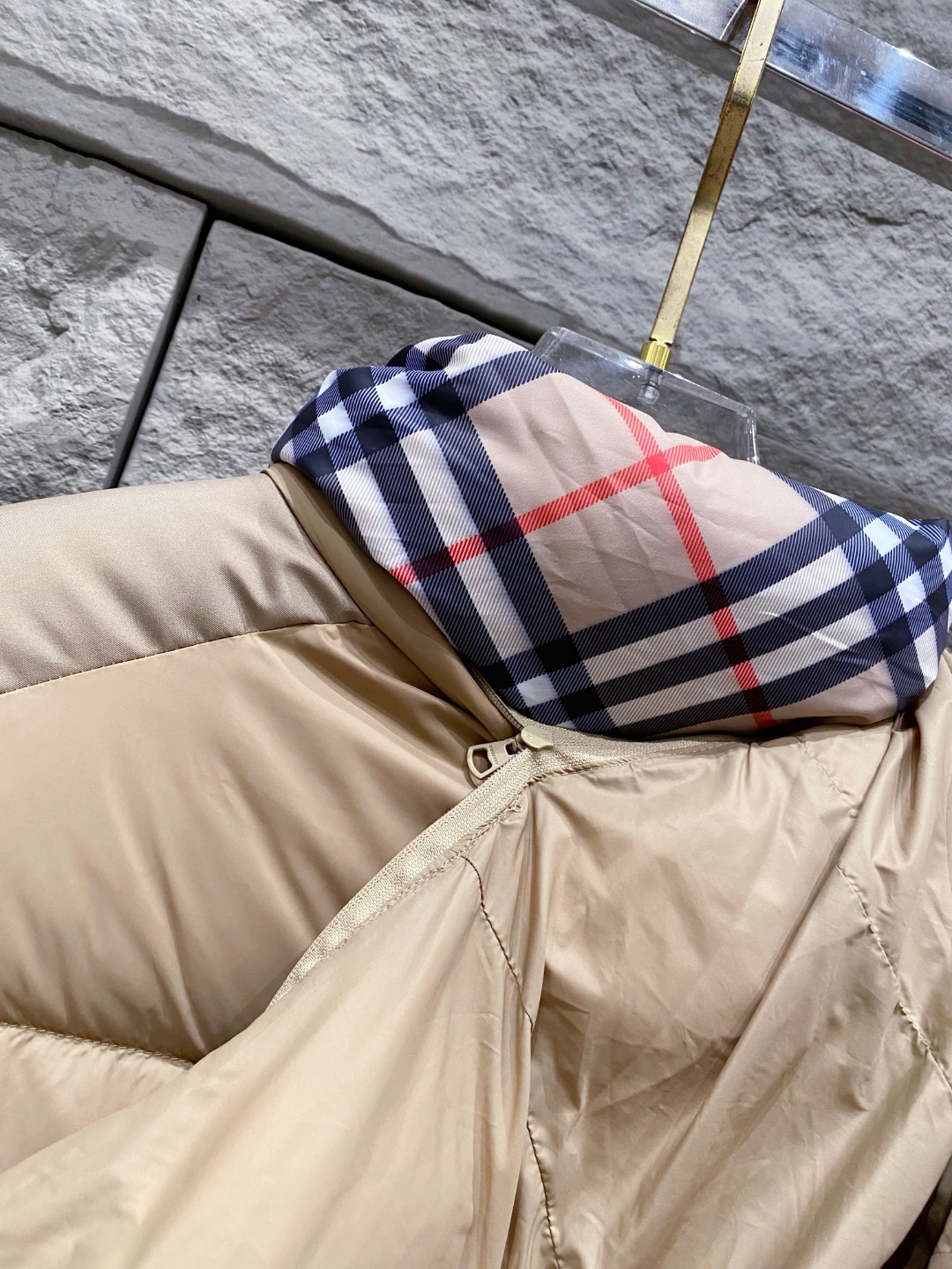 爆款羽绒服 BURBERRY巴宝莉 2025新款羽绒服秀场新品，袖子可拆卸，一衣两穿。品相非常完美，专柜