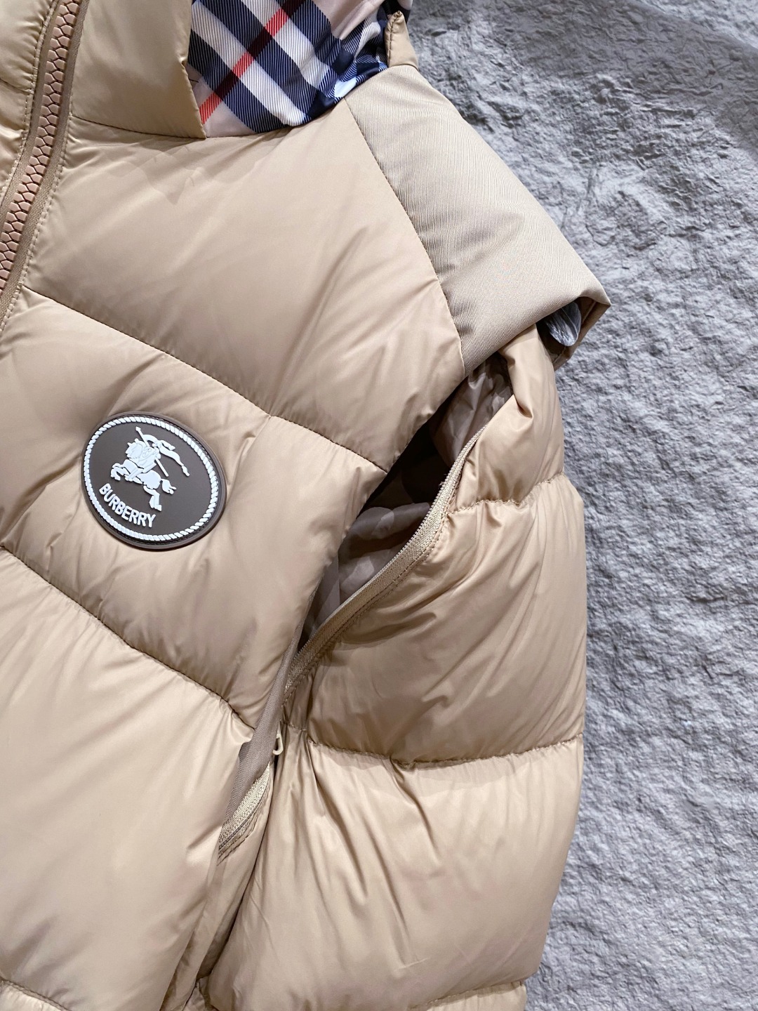 爆款羽绒服 BURBERRY巴宝莉 2025新款羽绒服秀场新品，袖子可拆卸，一衣两穿。品相非常完美，专柜
