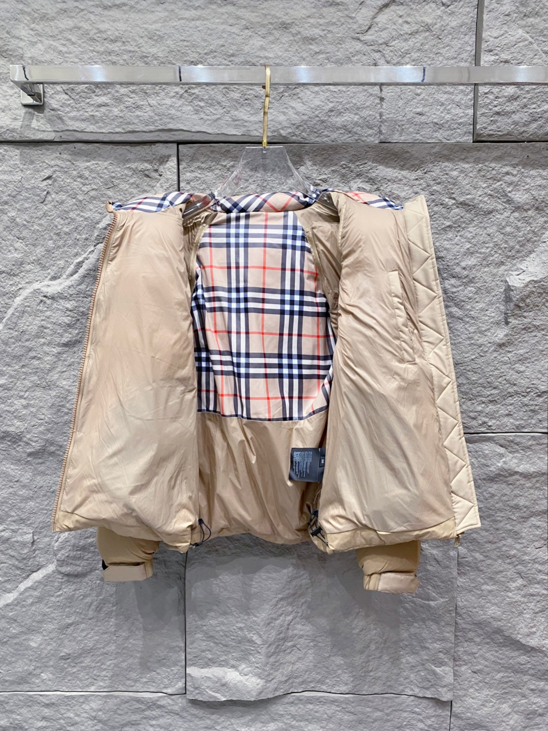 爆款羽绒服 BURBERRY巴宝莉 2025新款羽绒服秀场新品，袖子可拆卸，一衣两穿。品相非常完美，专柜