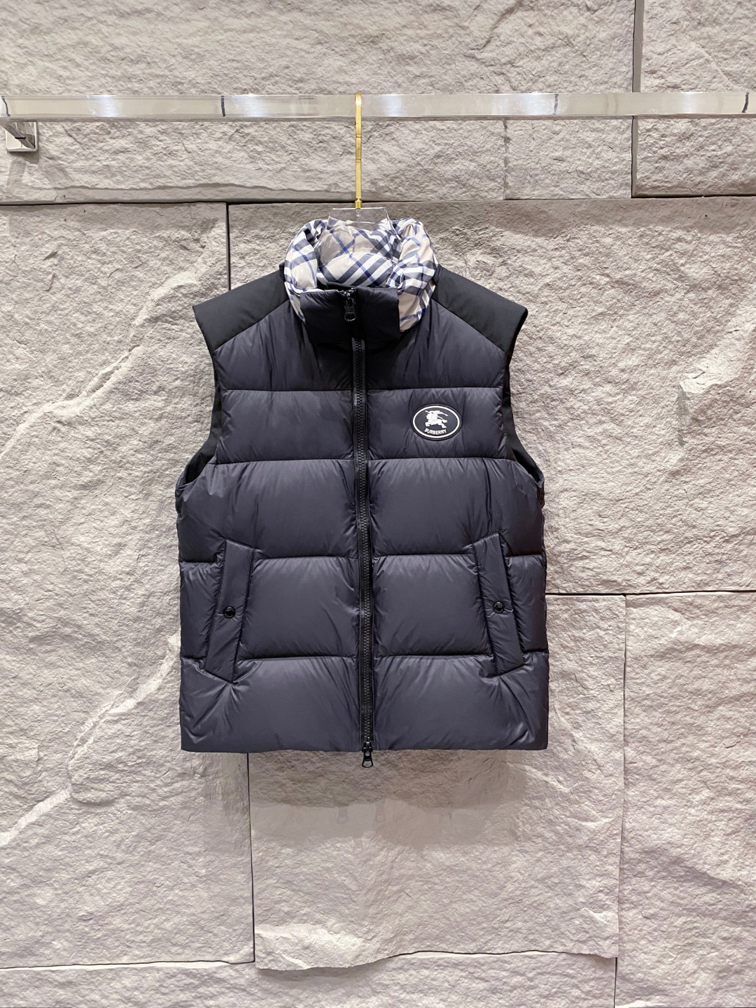 爆款羽绒服 BURBERRY巴宝莉 2025新款羽绒服秀场新品，袖子可拆卸，一衣两穿。品相非常完美，专柜