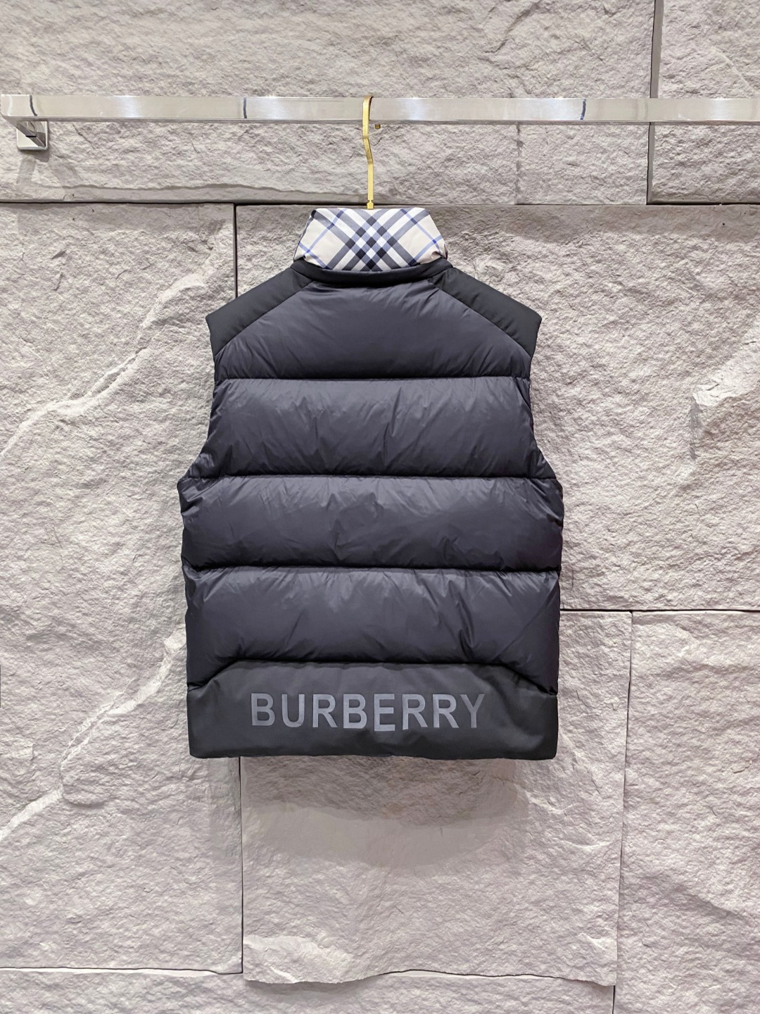 爆款羽绒服 BURBERRY巴宝莉 2025新款羽绒服秀场新品，袖子可拆卸，一衣两穿。品相非常完美，专柜