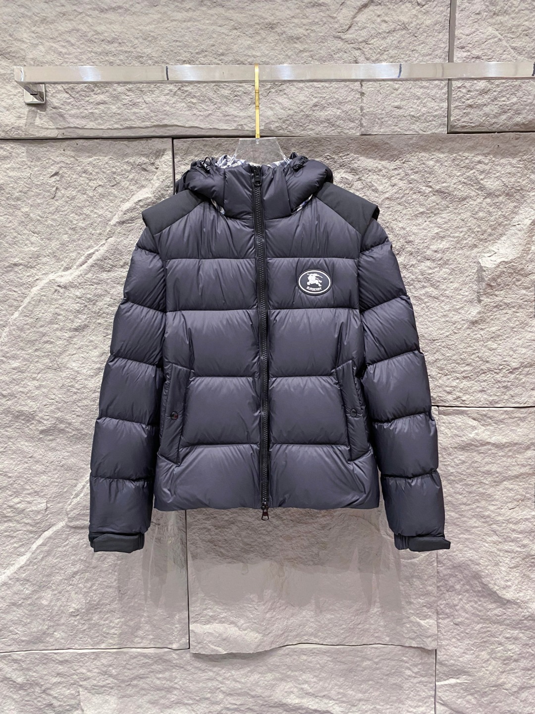 爆款羽绒服 BURBERRY巴宝莉 2025新款羽绒服秀场新品，袖子可拆卸，一衣两穿。品相非常完美，专柜