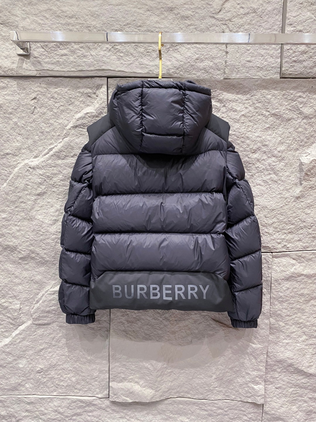 爆款羽绒服 BURBERRY巴宝莉 2025新款羽绒服秀场新品，袖子可拆卸，一衣两穿。品相非常完美，专柜