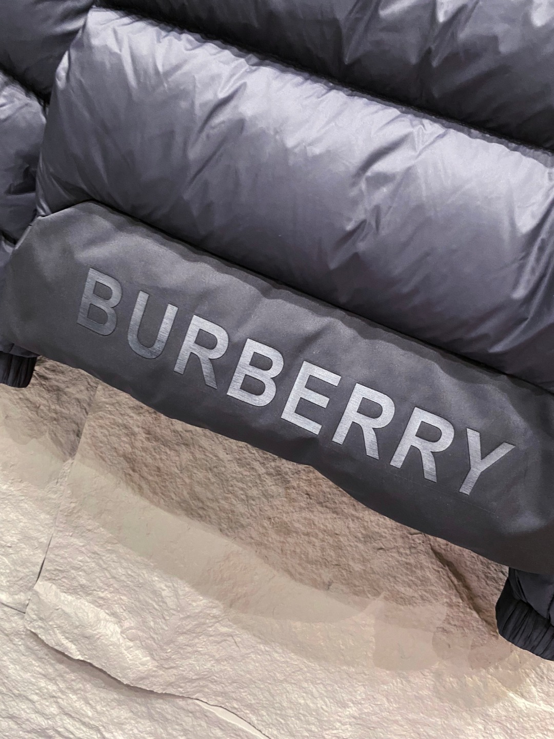 爆款羽绒服 BURBERRY巴宝莉 2025新款羽绒服秀场新品，袖子可拆卸，一衣两穿。品相非常完美，专柜