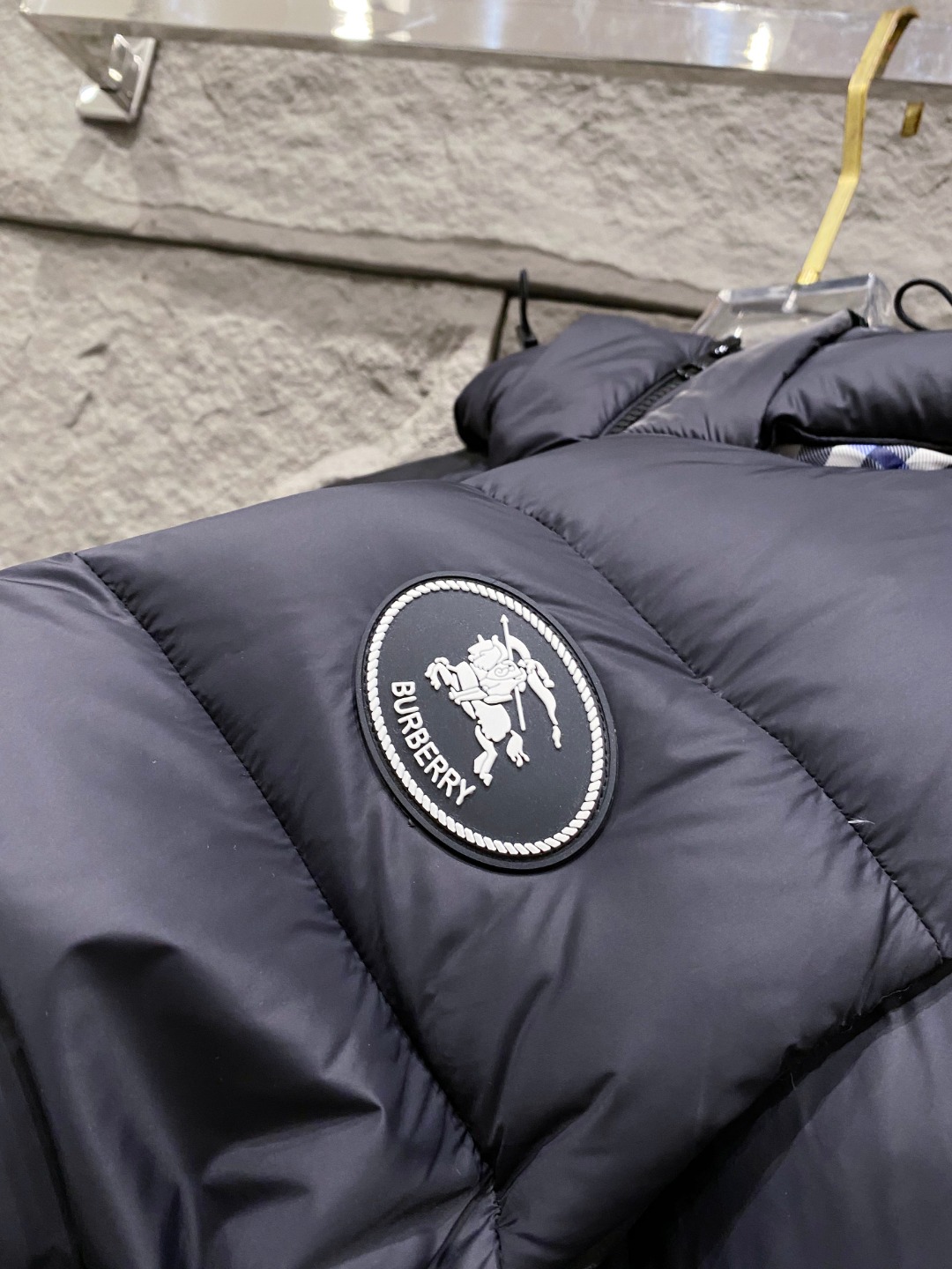 爆款羽绒服 BURBERRY巴宝莉 2025新款羽绒服秀场新品，袖子可拆卸，一衣两穿。品相非常完美，专柜