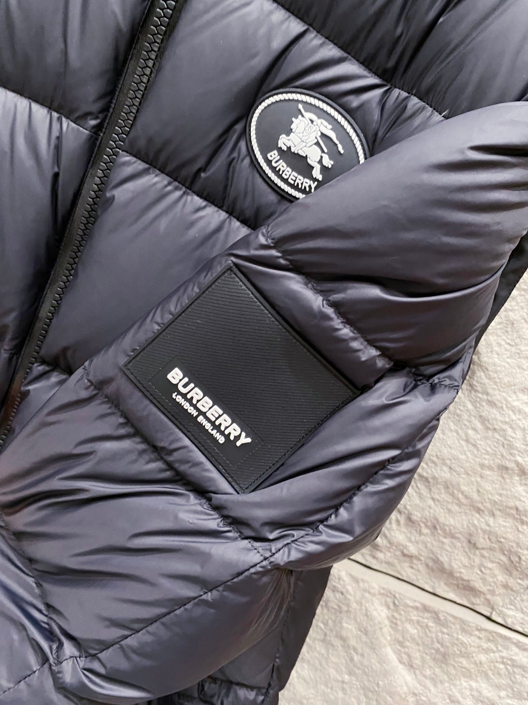 爆款羽绒服 BURBERRY巴宝莉 2025新款羽绒服秀场新品，袖子可拆卸，一衣两穿。品相非常完美，专柜