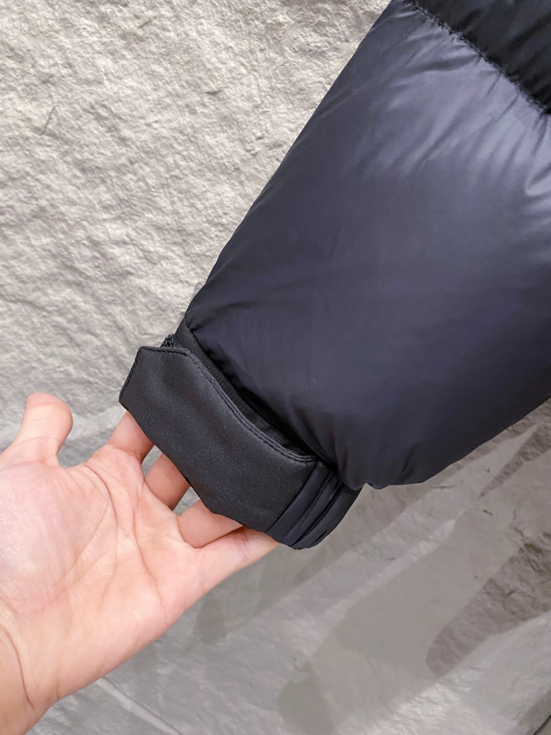 爆款羽绒服 BURBERRY巴宝莉 2025新款羽绒服秀场新品，袖子可拆卸，一衣两穿。品相非常完美，专柜