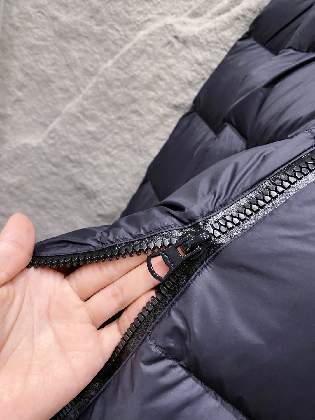 爆款羽绒服 BURBERRY巴宝莉 2025新款羽绒服秀场新品，袖子可拆卸，一衣两穿。品相非常完美，专柜