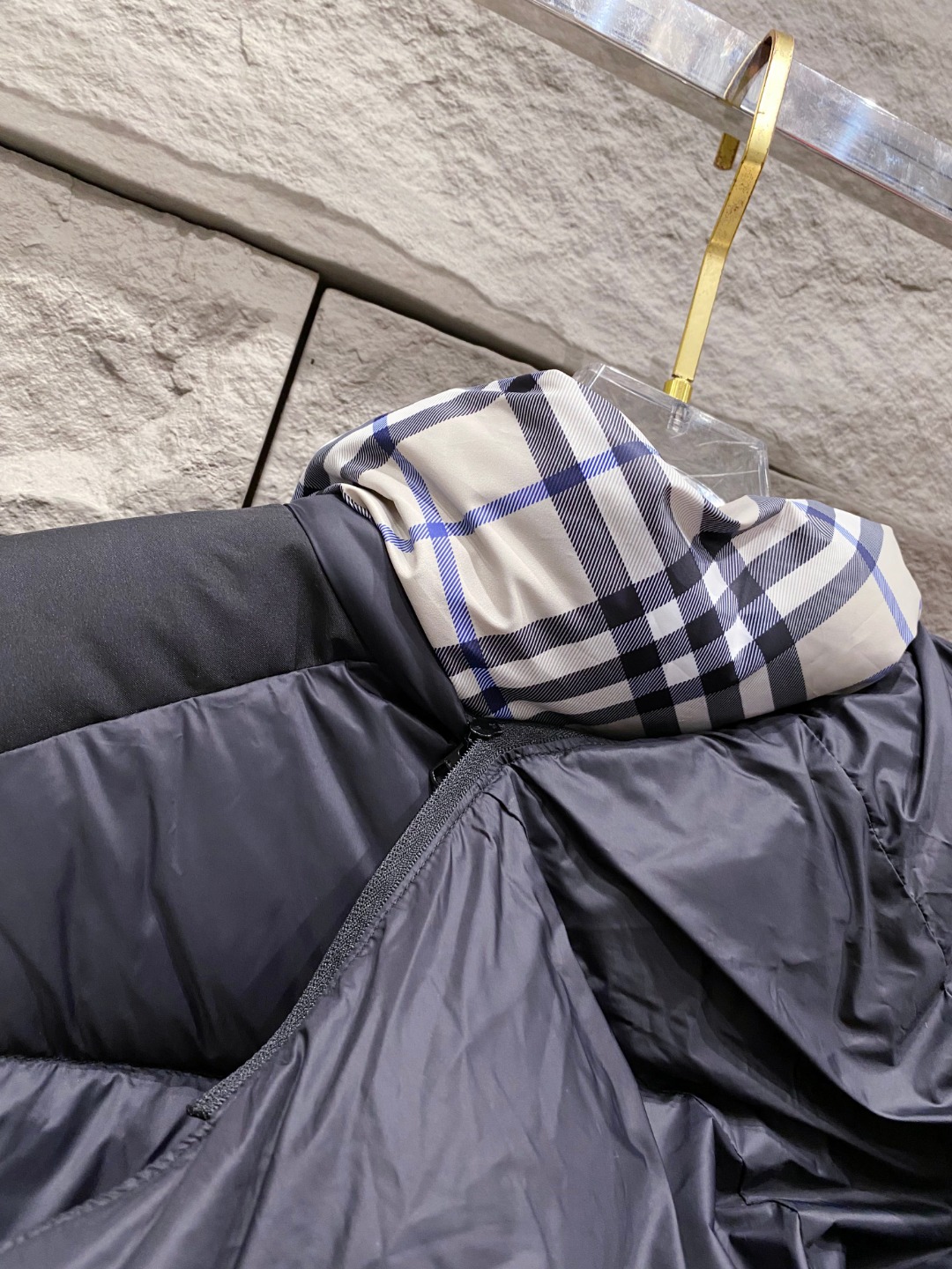 爆款羽绒服 BURBERRY巴宝莉 2025新款羽绒服秀场新品，袖子可拆卸，一衣两穿。品相非常完美，专柜