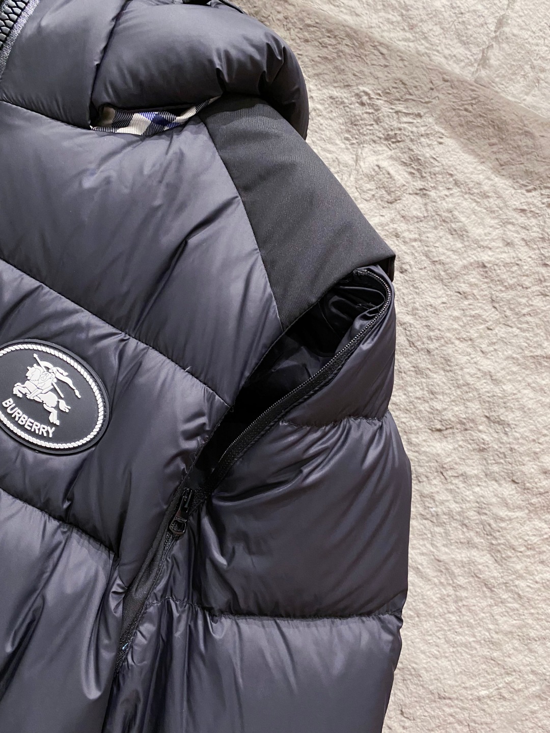 爆款羽绒服 BURBERRY巴宝莉 2025新款羽绒服秀场新品，袖子可拆卸，一衣两穿。品相非常完美，专柜
