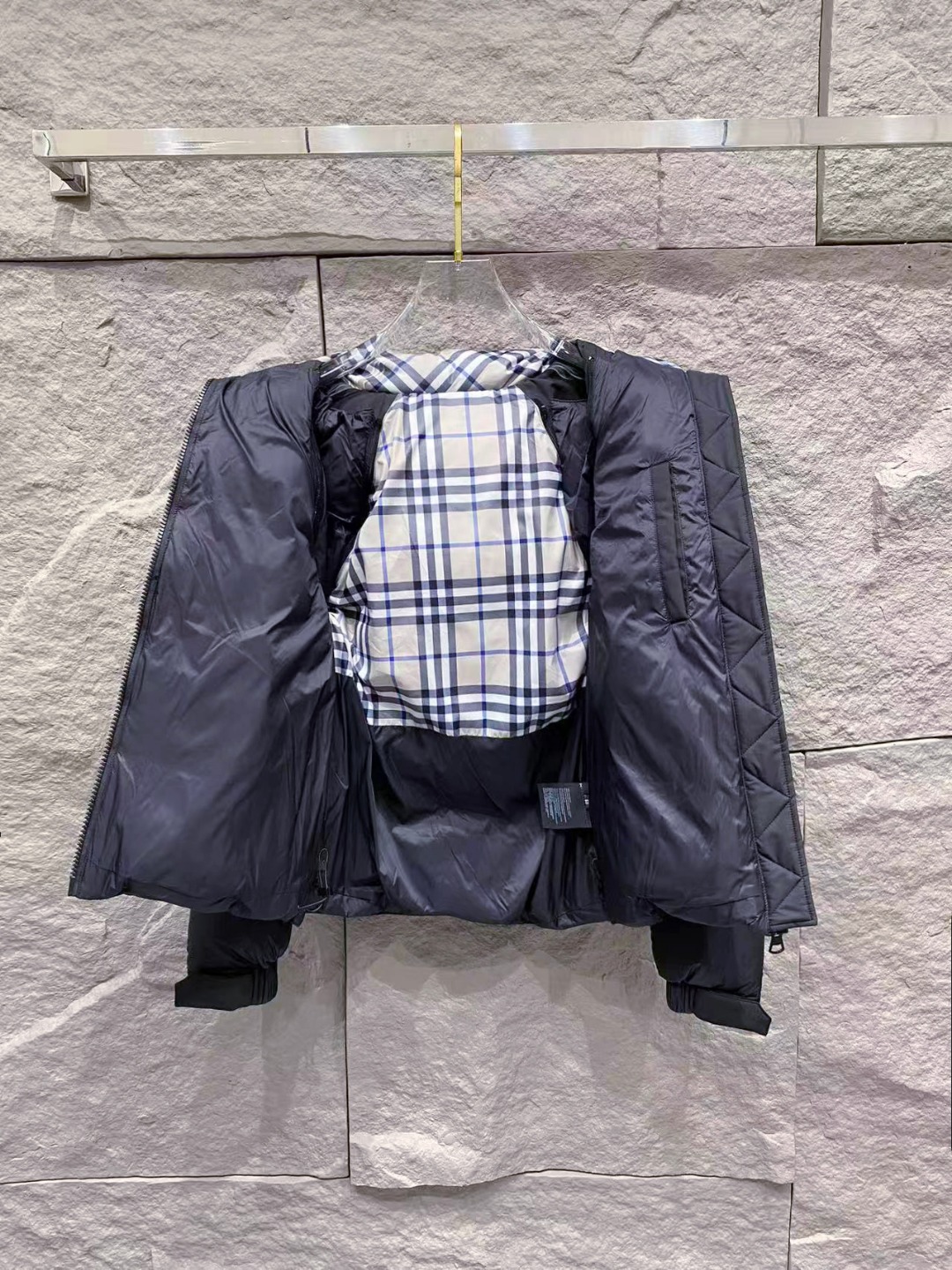 爆款羽绒服 BURBERRY巴宝莉 2025新款羽绒服秀场新品，袖子可拆卸，一衣两穿。品相非常完美，专柜