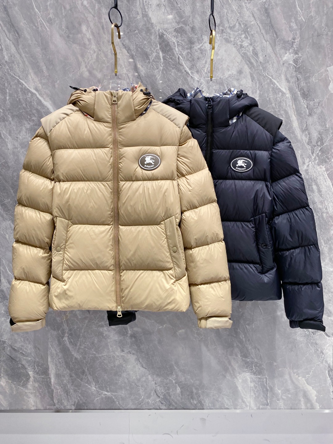 爆款羽绒服 BURBERRY巴宝莉 2025新款羽绒服秀场新品，袖子可拆卸，一衣两穿。品相非常完美，专柜