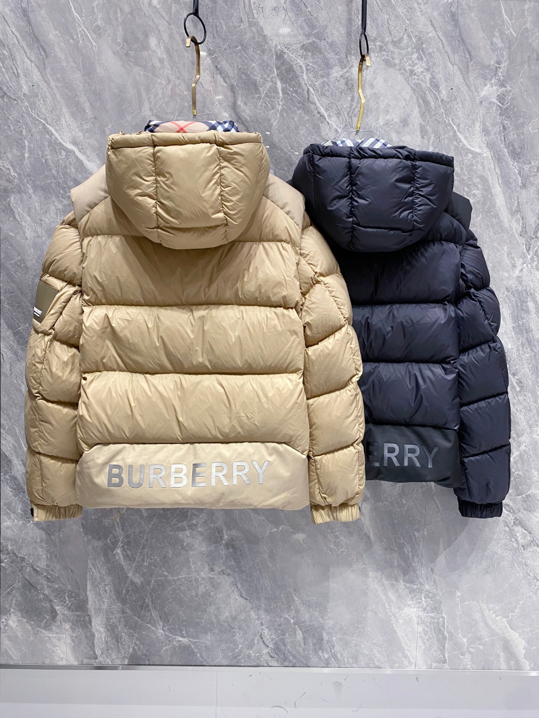 爆款羽绒服 BURBERRY巴宝莉 2025新款羽绒服秀场新品，袖子可拆卸，一衣两穿。品相非常完美，专柜