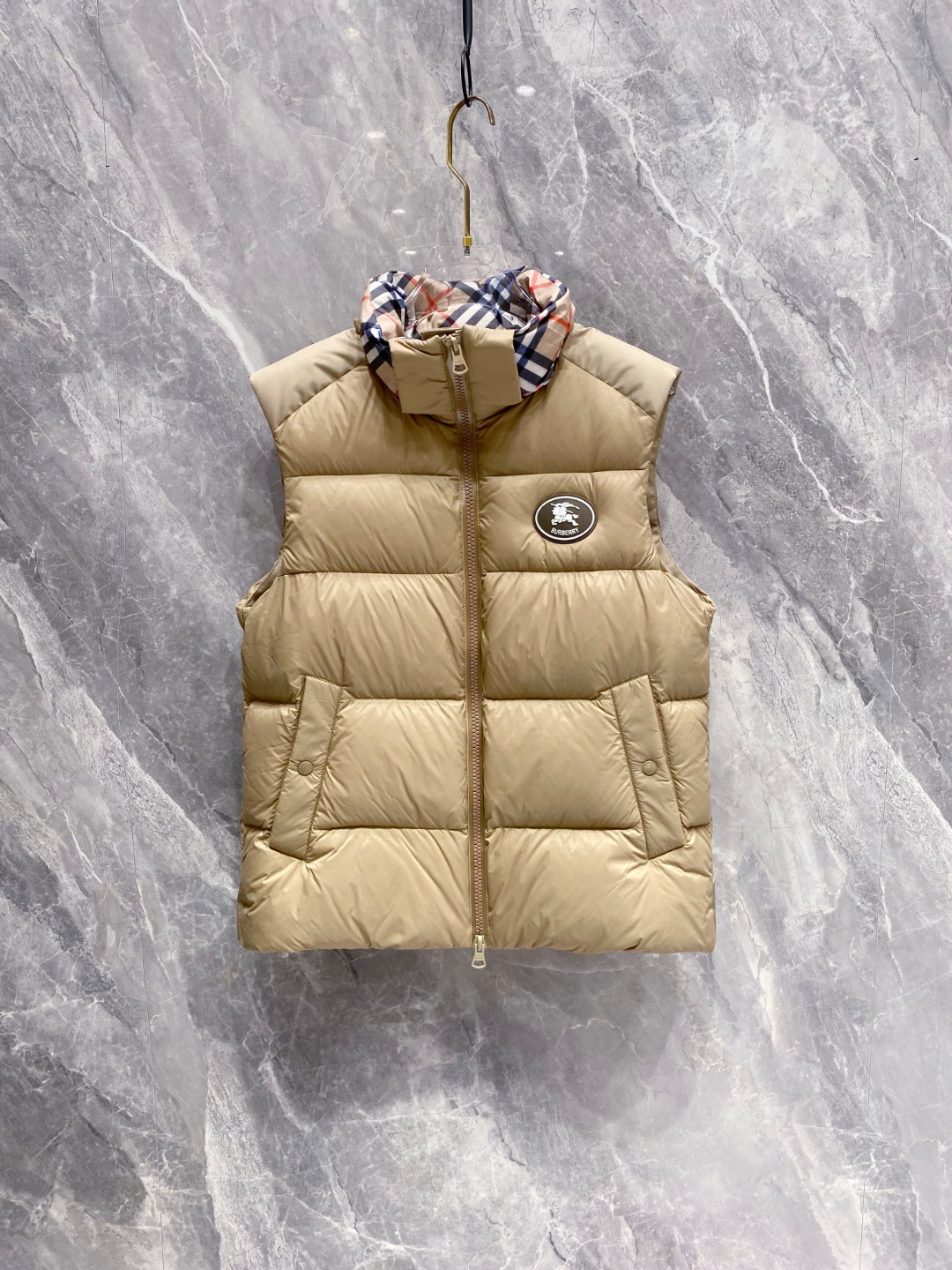 爆款羽绒服 BURBERRY巴宝莉 2025新款羽绒服秀场新品，袖子可拆卸，一衣两穿。品相非常完美，专柜