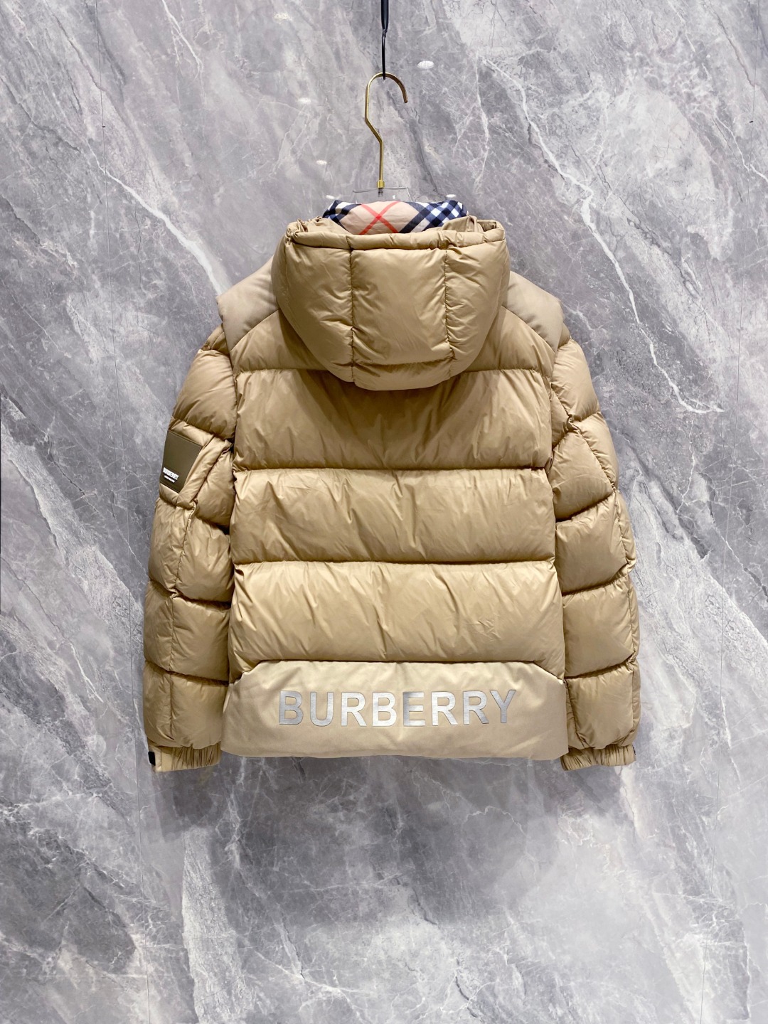 爆款羽绒服 BURBERRY巴宝莉 2025新款羽绒服秀场新品，袖子可拆卸，一衣两穿。品相非常完美，专柜