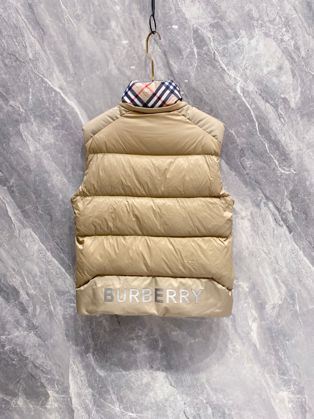 爆款羽绒服 BURBERRY巴宝莉 2025新款羽绒服秀场新品，袖子可拆卸，一衣两穿。品相非常完美，专柜