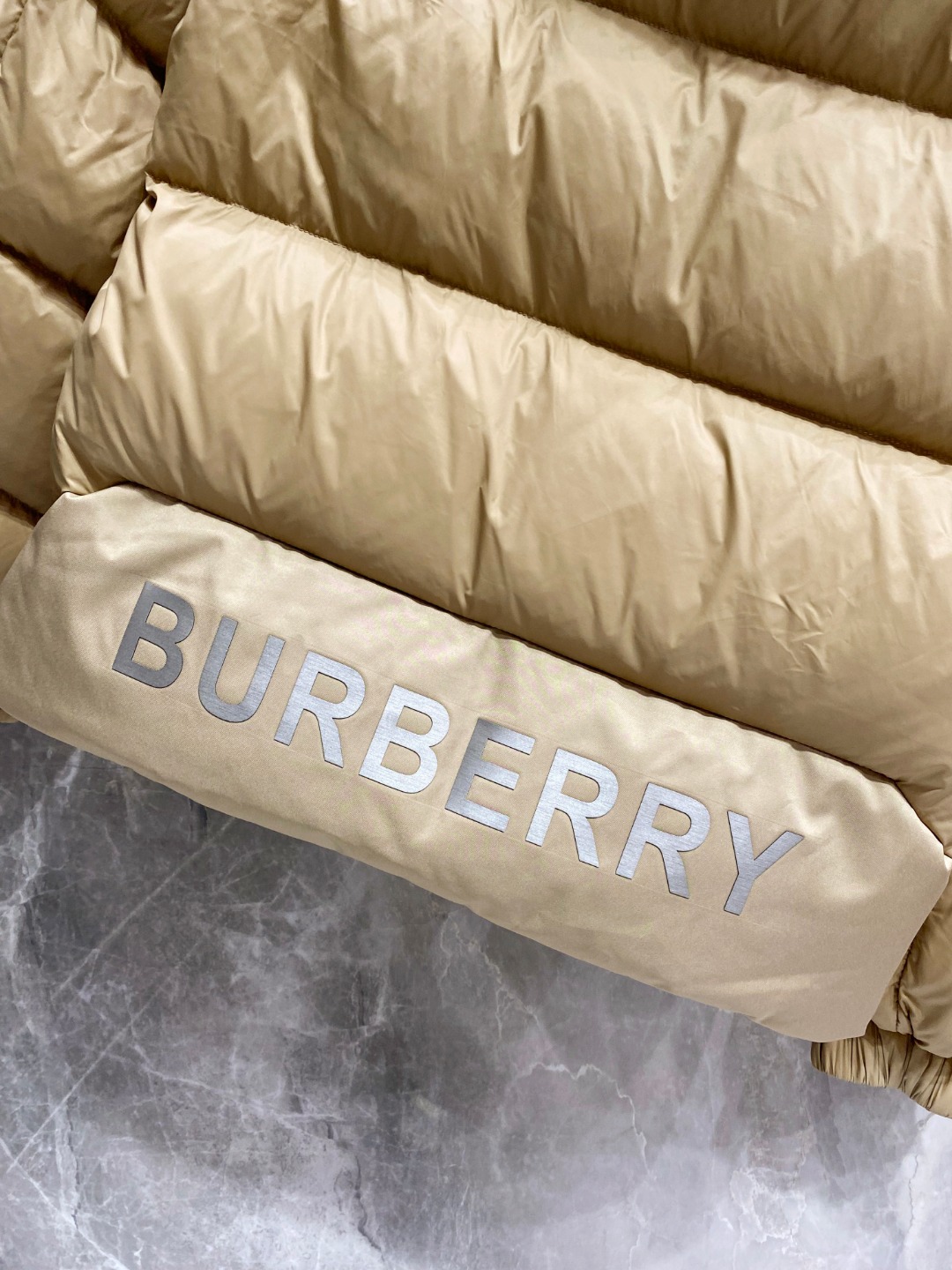 爆款羽绒服 BURBERRY巴宝莉 2025新款羽绒服秀场新品，袖子可拆卸，一衣两穿。品相非常完美，专柜