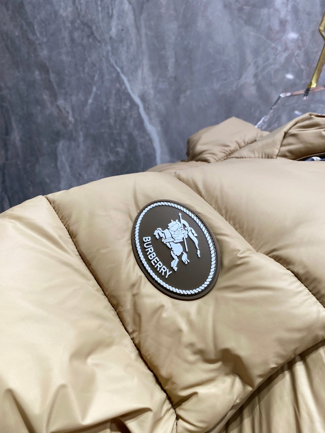 爆款羽绒服 BURBERRY巴宝莉 2025新款羽绒服秀场新品，袖子可拆卸，一衣两穿。品相非常完美，专柜
