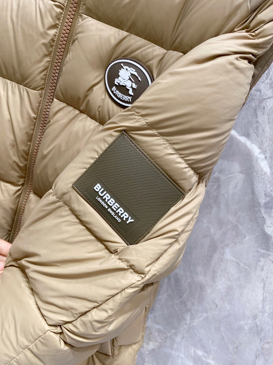 爆款羽绒服 BURBERRY巴宝莉 2025新款羽绒服秀场新品，袖子可拆卸，一衣两穿。品相非常完美，专柜