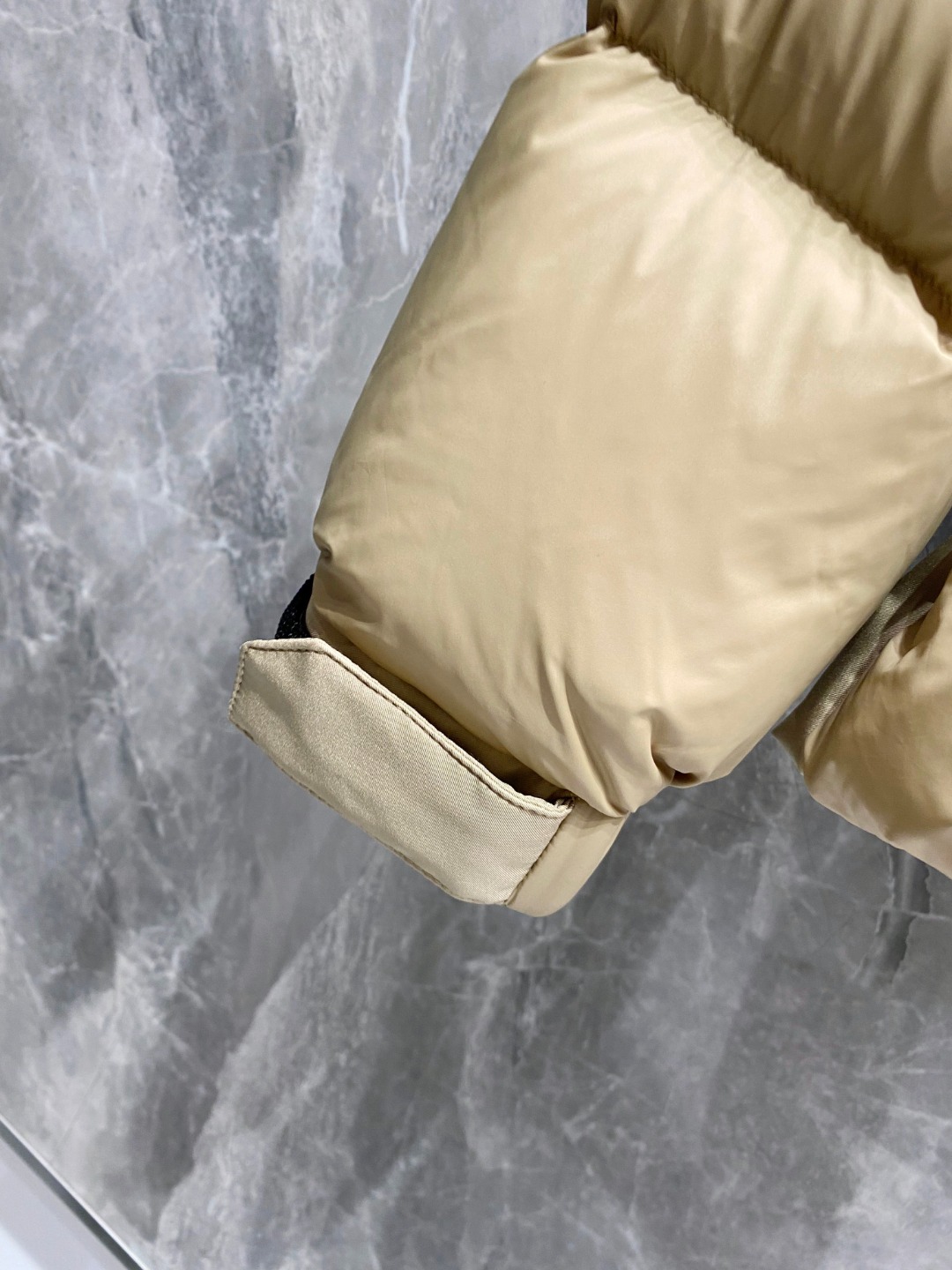 爆款羽绒服 BURBERRY巴宝莉 2025新款羽绒服秀场新品，袖子可拆卸，一衣两穿。品相非常完美，专柜