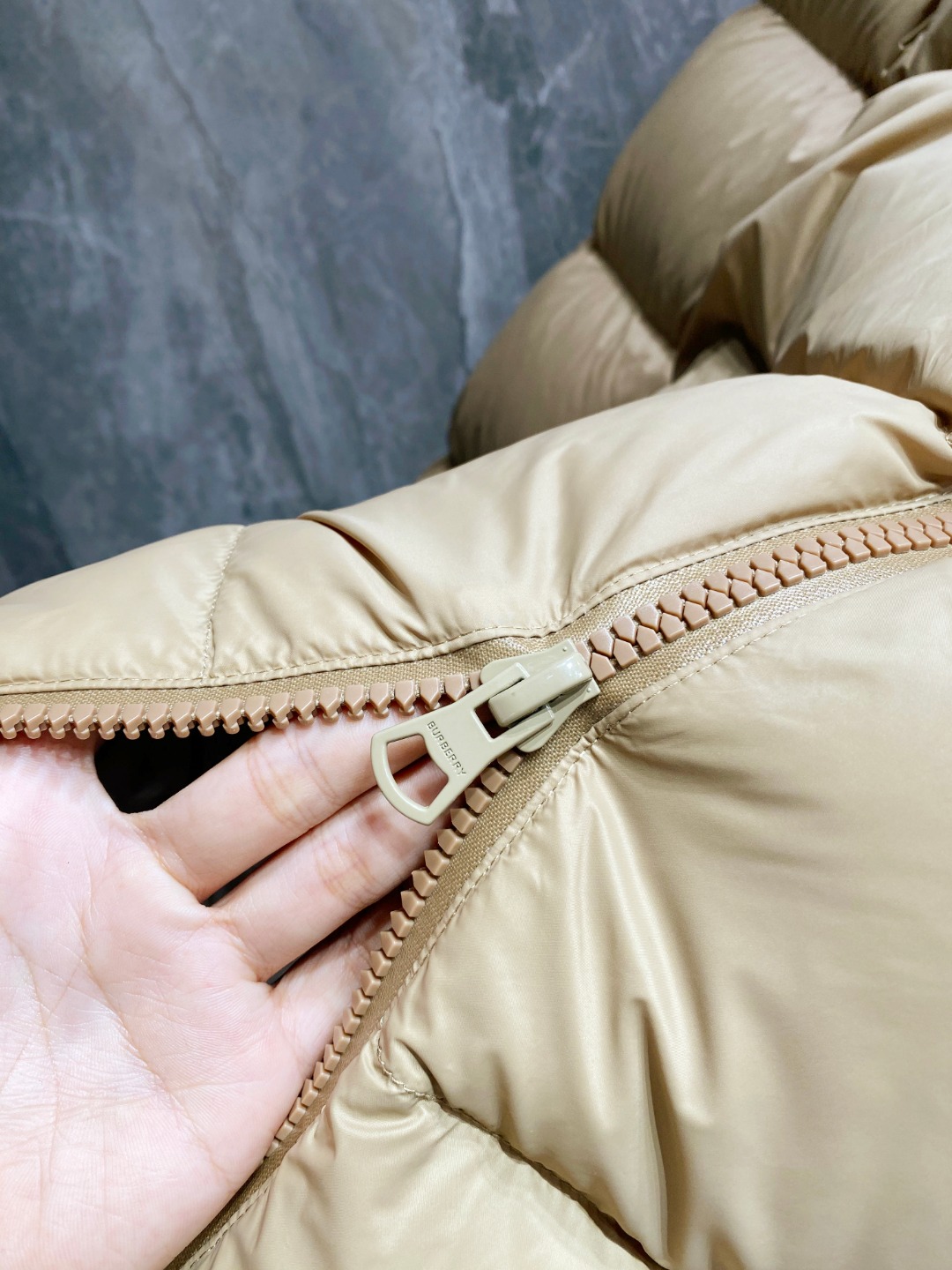 爆款羽绒服 BURBERRY巴宝莉 2025新款羽绒服秀场新品，袖子可拆卸，一衣两穿。品相非常完美，专柜