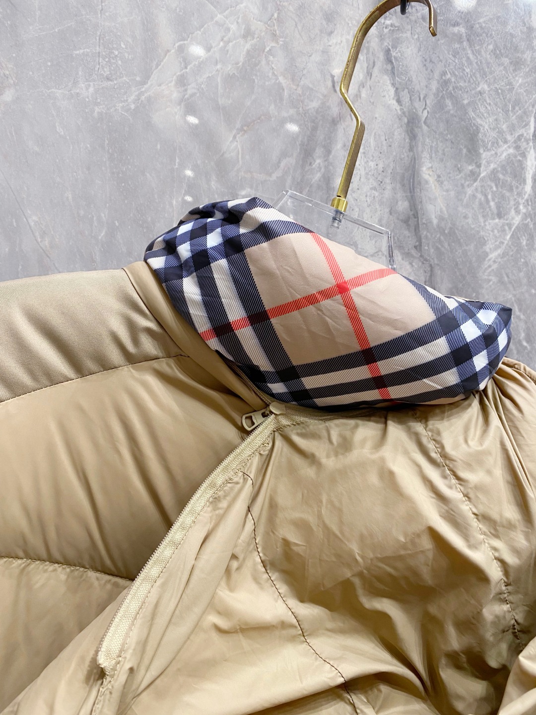 爆款羽绒服 BURBERRY巴宝莉 2025新款羽绒服秀场新品，袖子可拆卸，一衣两穿。品相非常完美，专柜