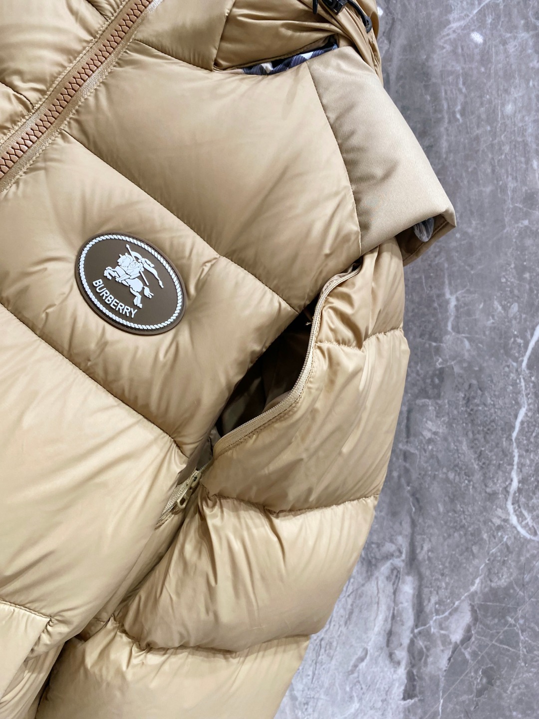 爆款羽绒服 BURBERRY巴宝莉 2025新款羽绒服秀场新品，袖子可拆卸，一衣两穿。品相非常完美，专柜