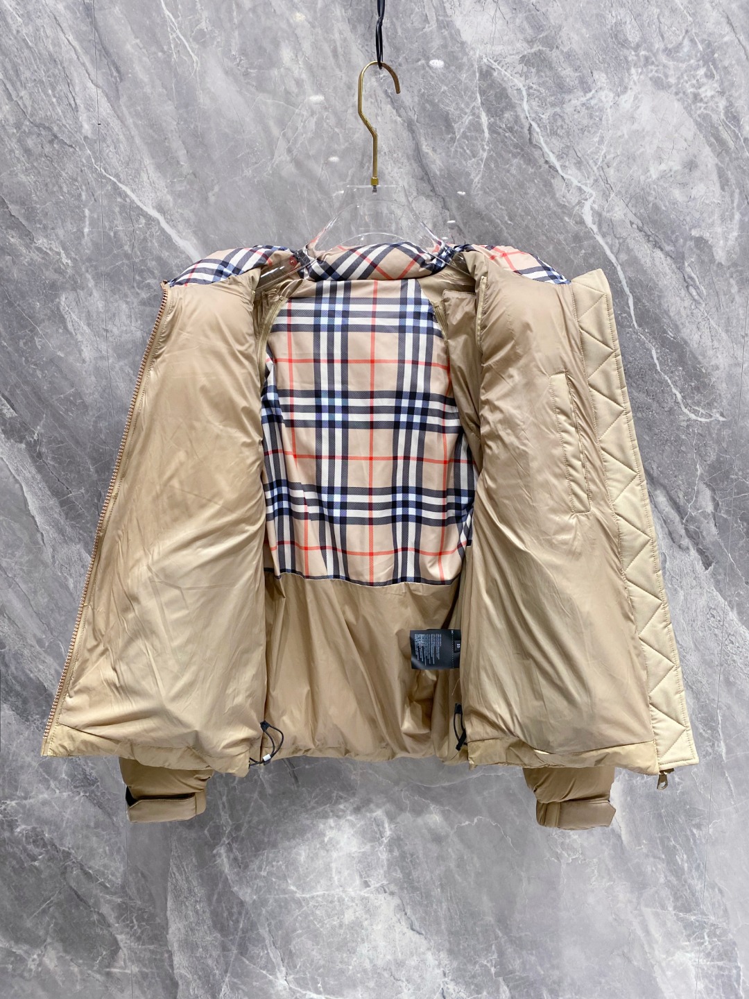 爆款羽绒服 BURBERRY巴宝莉 2025新款羽绒服秀场新品，袖子可拆卸，一衣两穿。品相非常完美，专柜