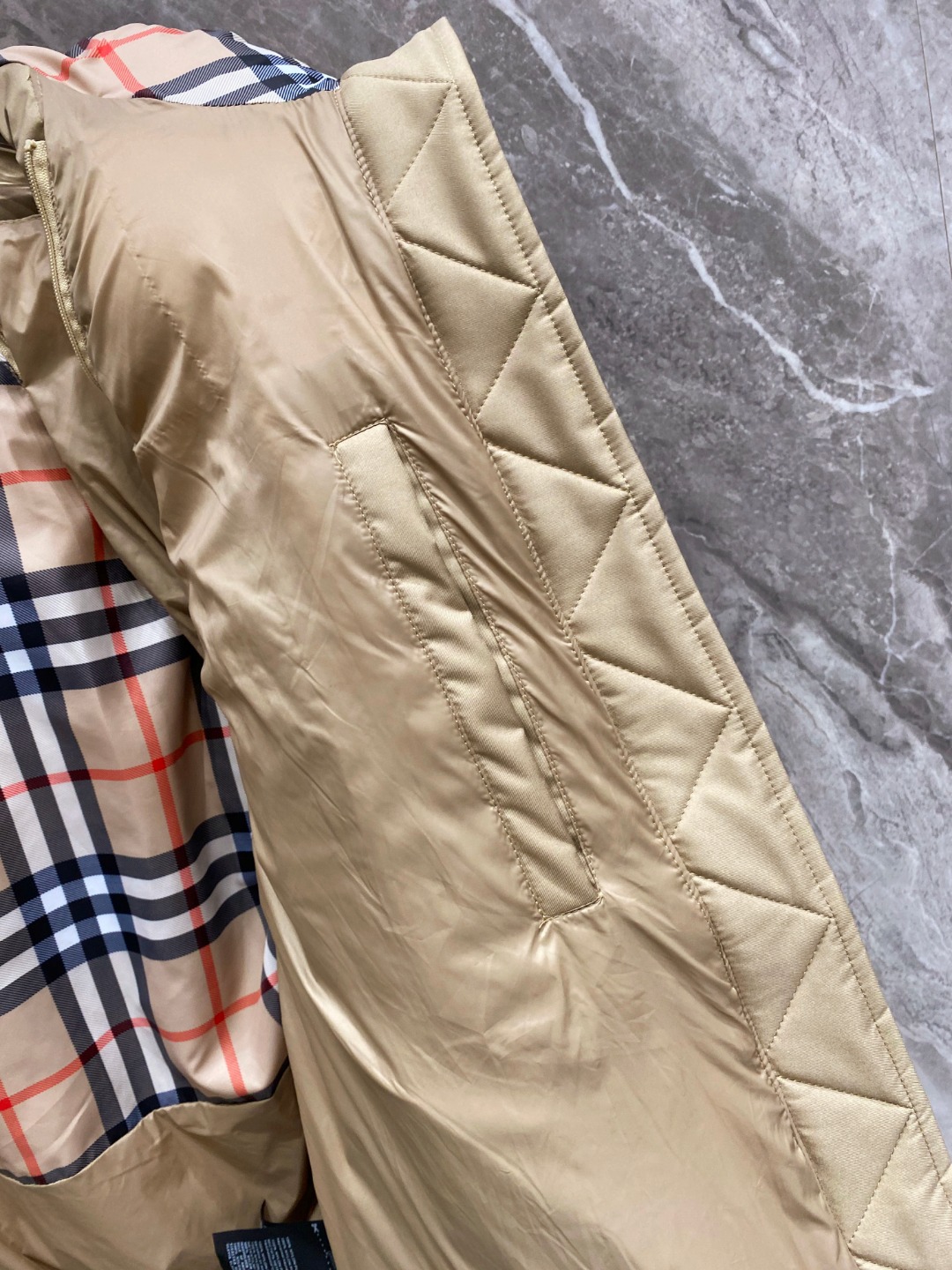 爆款羽绒服 BURBERRY巴宝莉 2025新款羽绒服秀场新品，袖子可拆卸，一衣两穿。品相非常完美，专柜