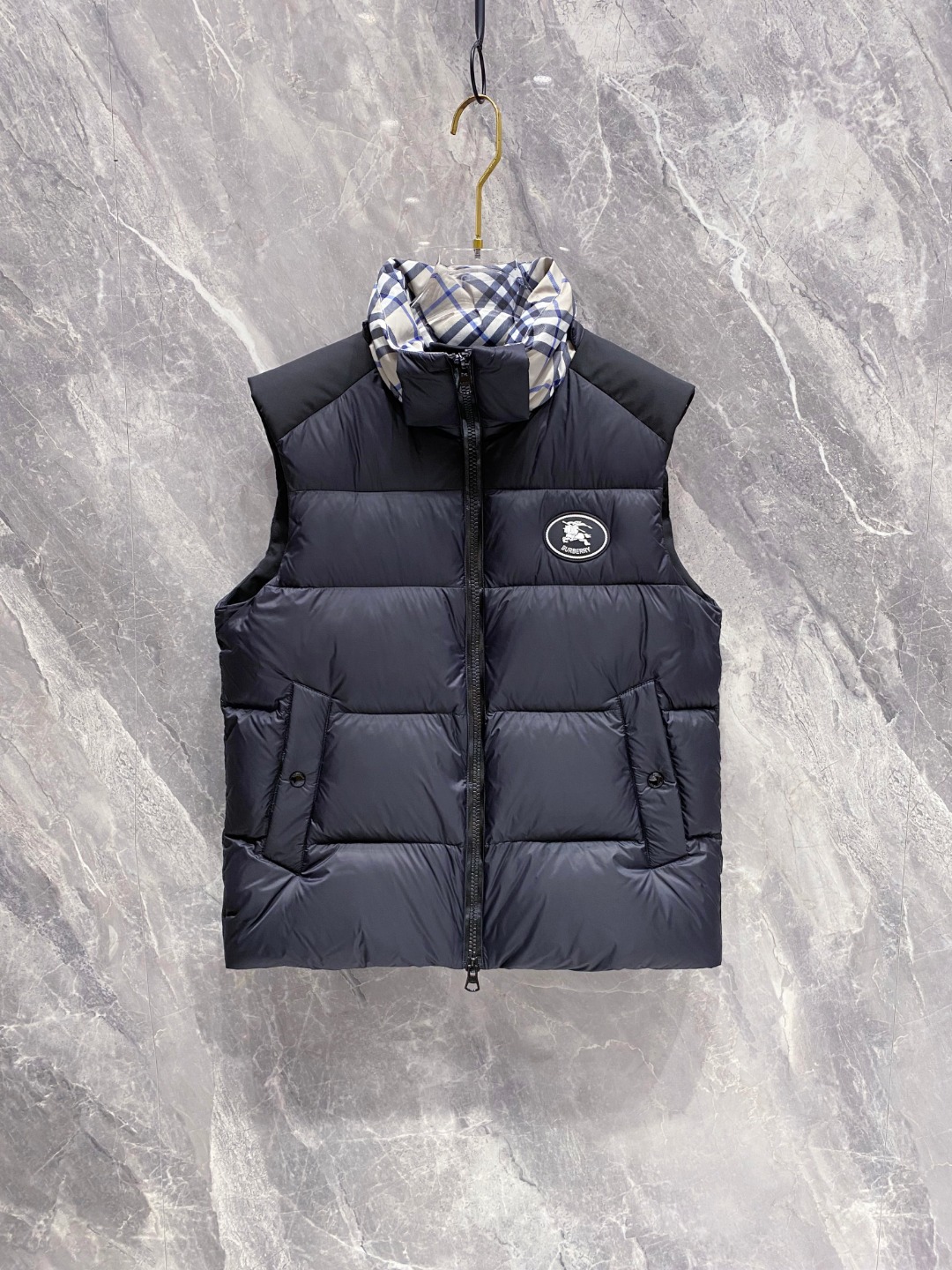 爆款羽绒服 BURBERRY巴宝莉 2025新款羽绒服秀场新品，袖子可拆卸，一衣两穿。品相非常完美，专柜