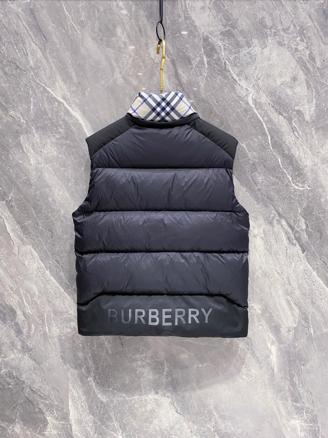 爆款羽绒服 BURBERRY巴宝莉 2025新款羽绒服秀场新品，袖子可拆卸，一衣两穿。品相非常完美，专柜