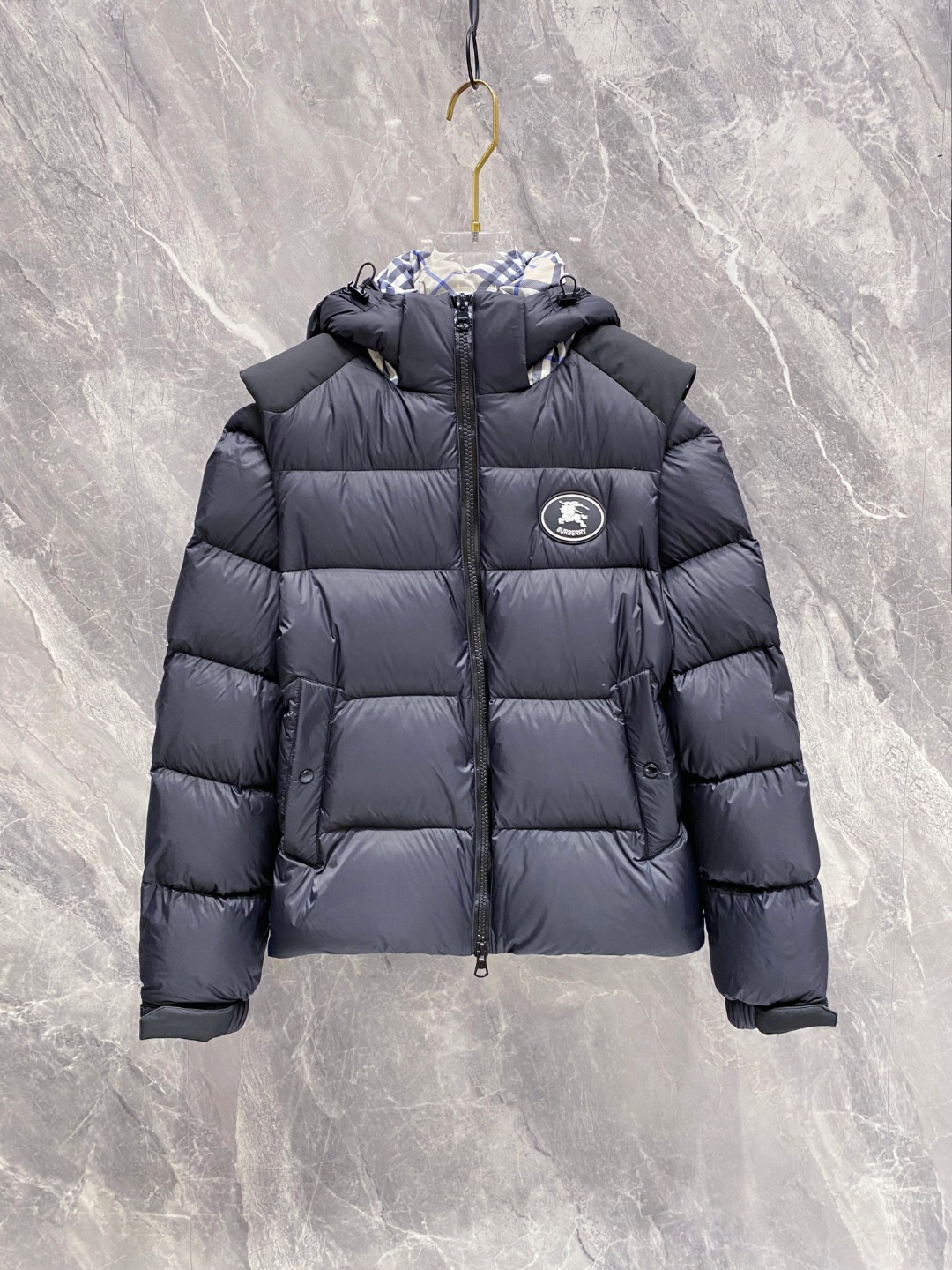 爆款羽绒服 BURBERRY巴宝莉 2025新款羽绒服秀场新品，袖子可拆卸，一衣两穿。品相非常完美，专柜