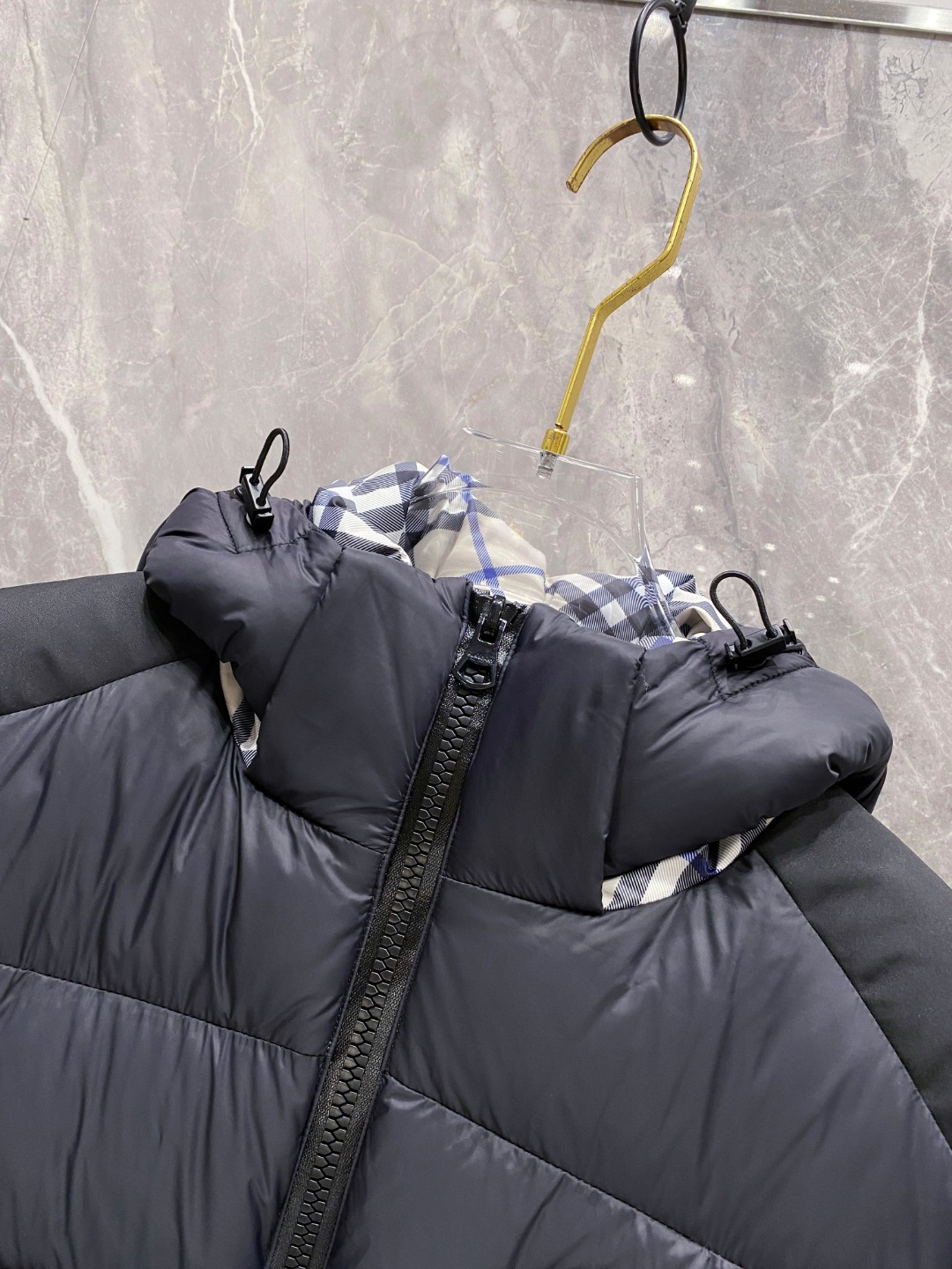 爆款羽绒服 BURBERRY巴宝莉 2025新款羽绒服秀场新品，袖子可拆卸，一衣两穿。品相非常完美，专柜