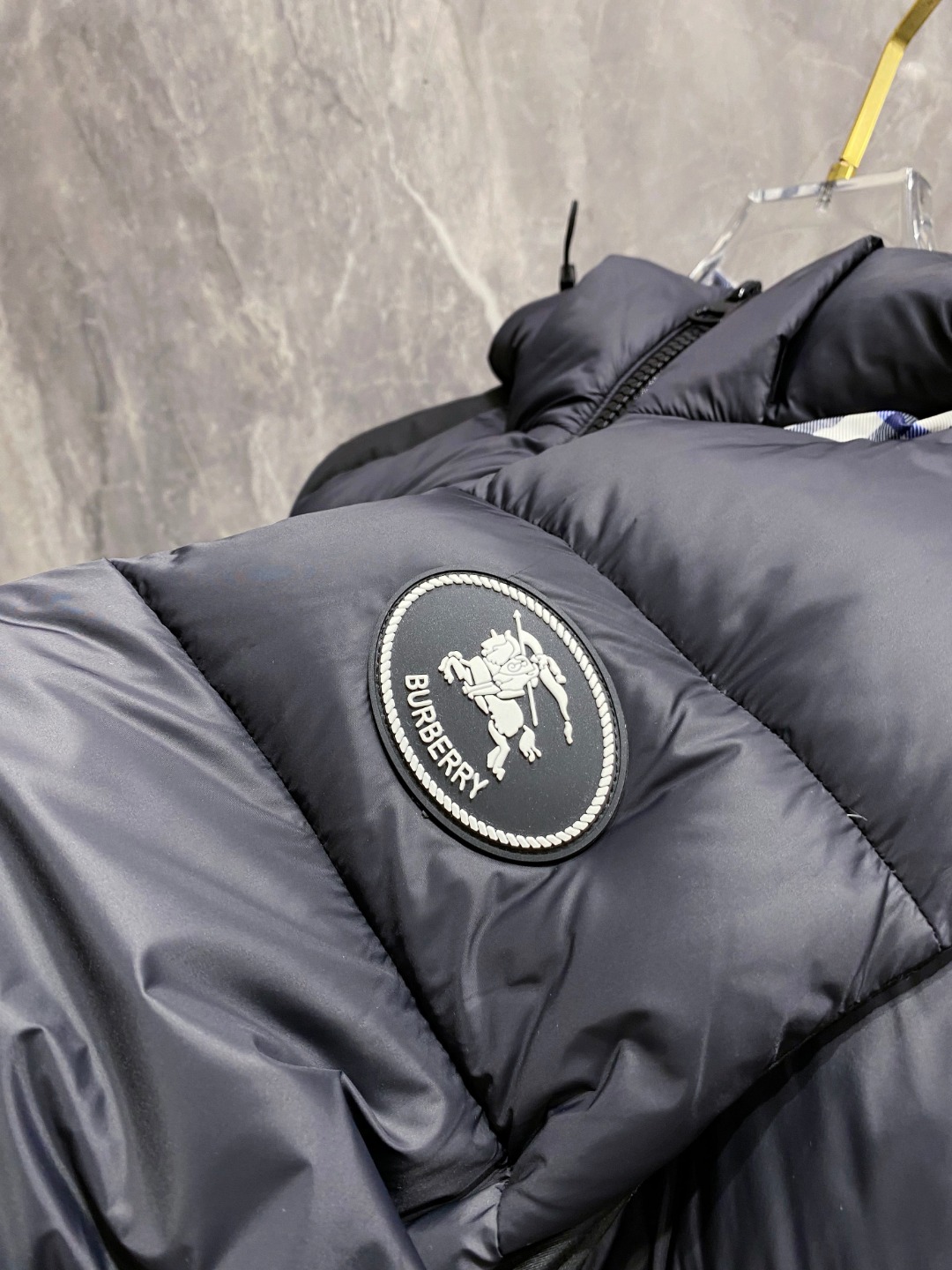 爆款羽绒服 BURBERRY巴宝莉 2025新款羽绒服秀场新品，袖子可拆卸，一衣两穿。品相非常完美，专柜