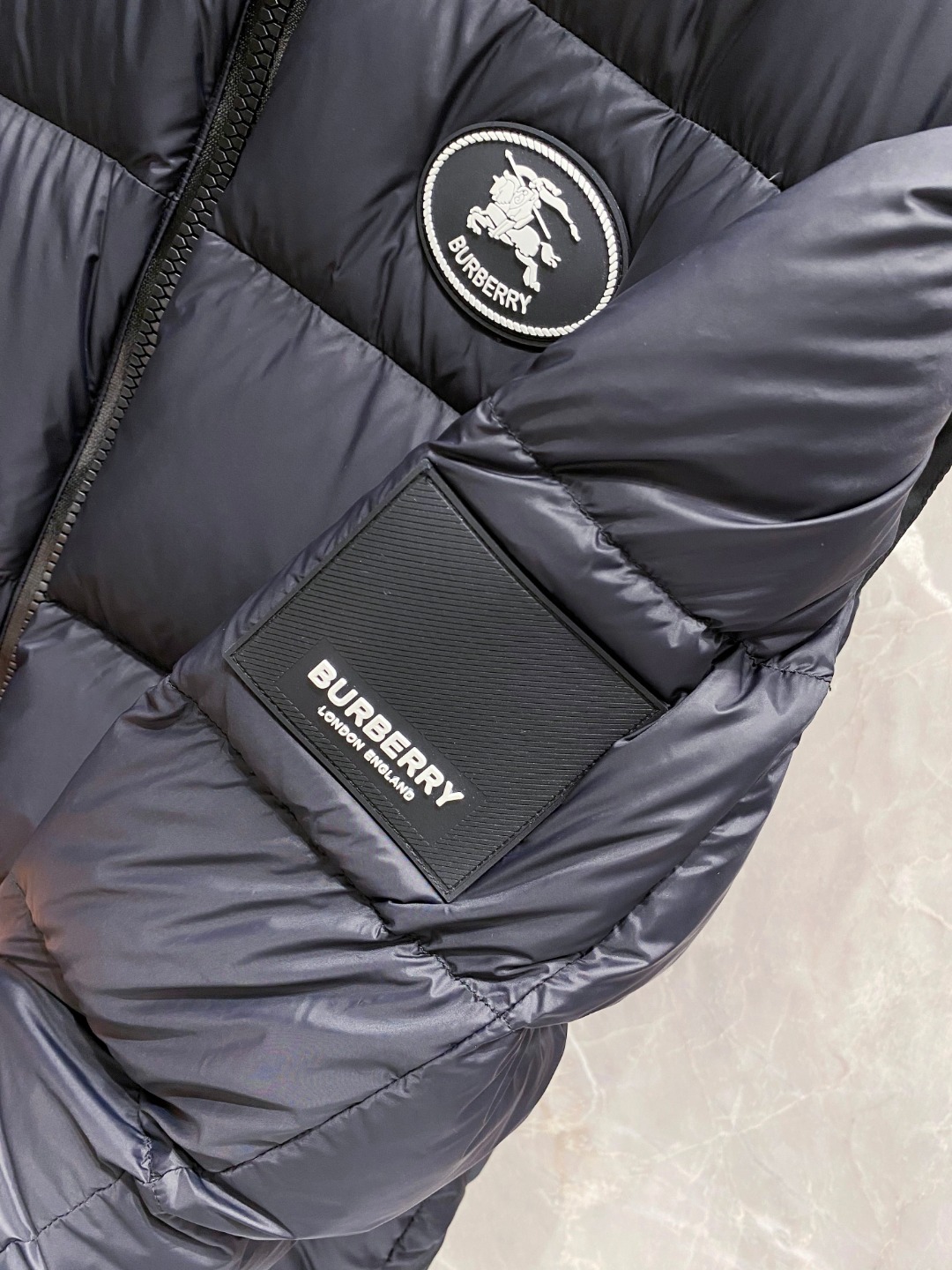 爆款羽绒服 BURBERRY巴宝莉 2025新款羽绒服秀场新品，袖子可拆卸，一衣两穿。品相非常完美，专柜