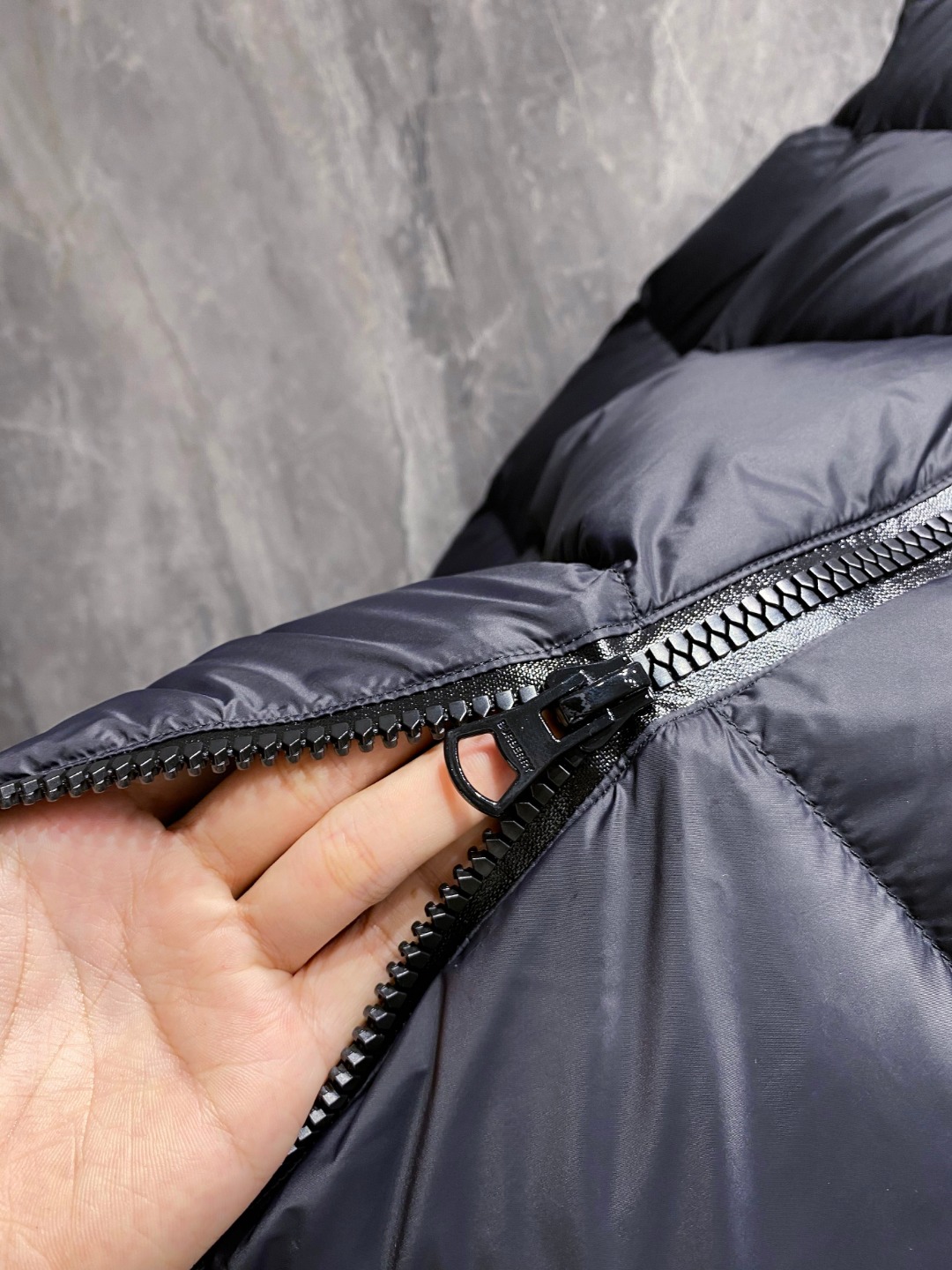 爆款羽绒服 BURBERRY巴宝莉 2025新款羽绒服秀场新品，袖子可拆卸，一衣两穿。品相非常完美，专柜