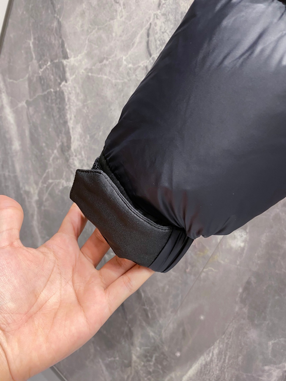 爆款羽绒服 BURBERRY巴宝莉 2025新款羽绒服秀场新品，袖子可拆卸，一衣两穿。品相非常完美，专柜