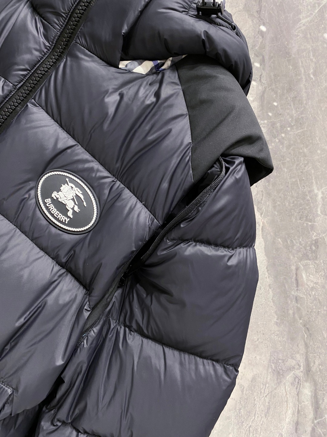 爆款羽绒服 BURBERRY巴宝莉 2025新款羽绒服秀场新品，袖子可拆卸，一衣两穿。品相非常完美，专柜