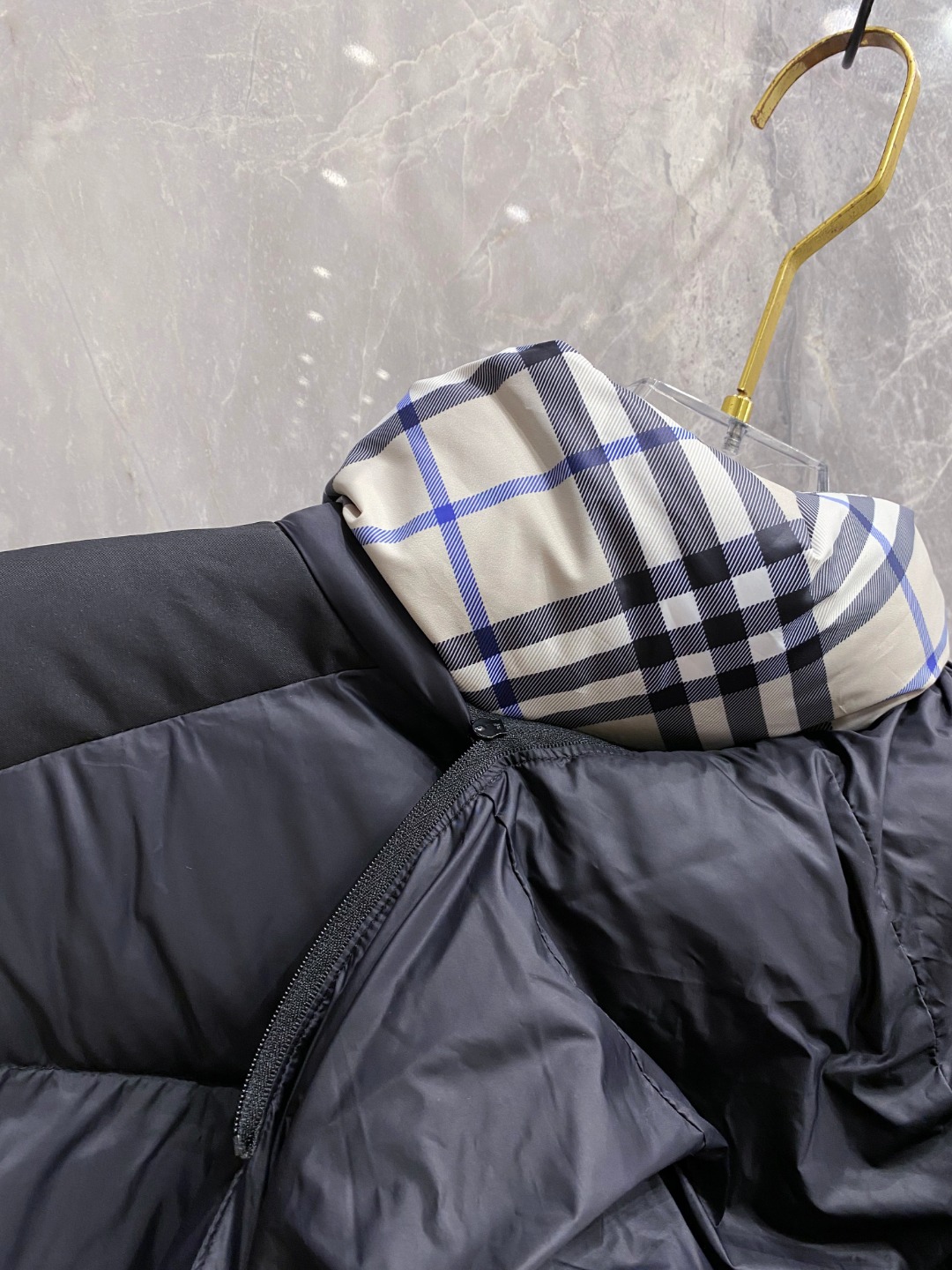 爆款羽绒服 BURBERRY巴宝莉 2025新款羽绒服秀场新品，袖子可拆卸，一衣两穿。品相非常完美，专柜