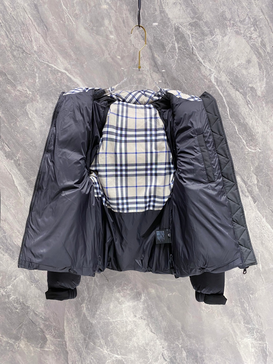 爆款羽绒服 BURBERRY巴宝莉 2025新款羽绒服秀场新品，袖子可拆卸，一衣两穿。品相非常完美，专柜