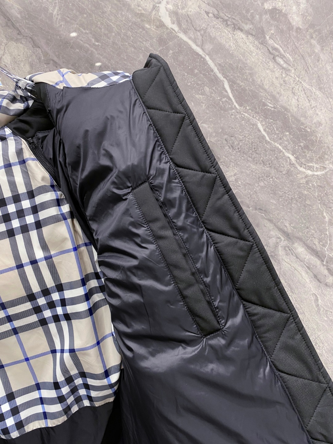 爆款羽绒服 BURBERRY巴宝莉 2025新款羽绒服秀场新品，袖子可拆卸，一衣两穿。品相非常完美，专柜