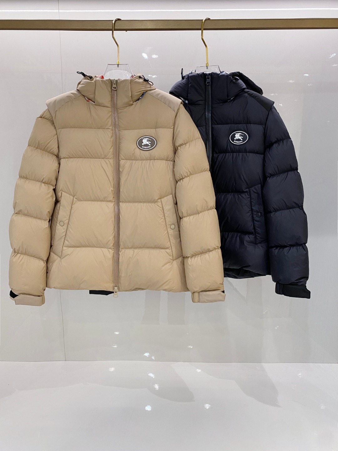 爆款羽绒服 BURBERRY巴宝莉 2025新款羽绒服秀场新品，袖子可拆卸，一衣两穿。品相非常完美，专柜