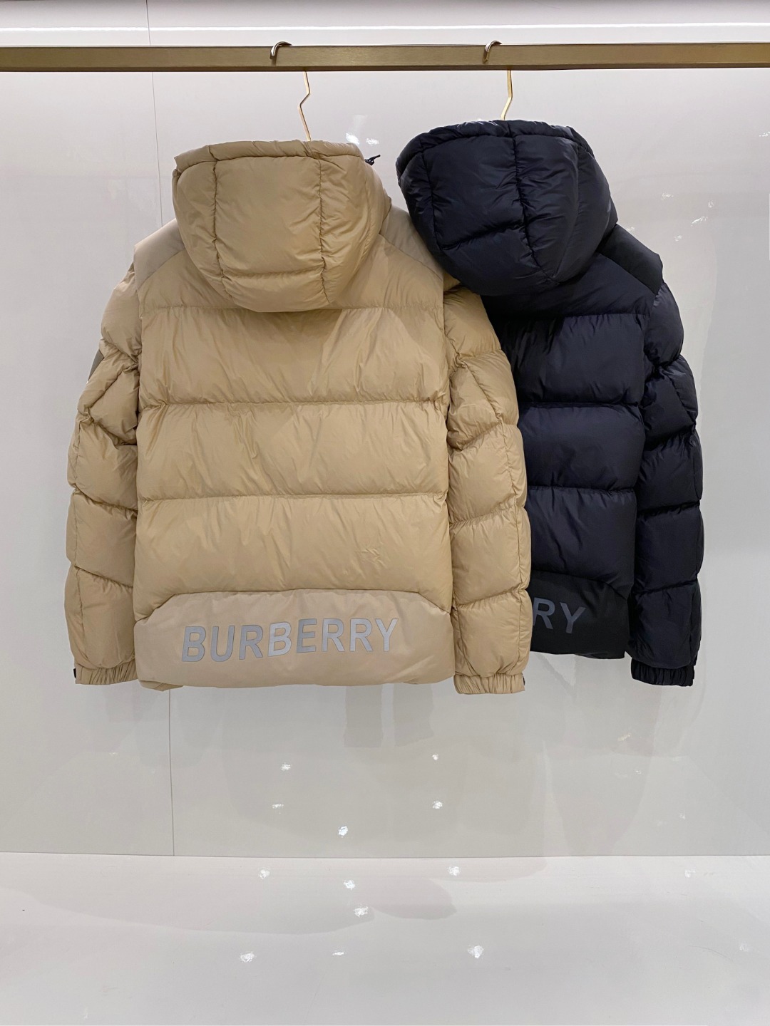 爆款羽绒服 BURBERRY巴宝莉 2025新款羽绒服秀场新品，袖子可拆卸，一衣两穿。品相非常完美，专柜