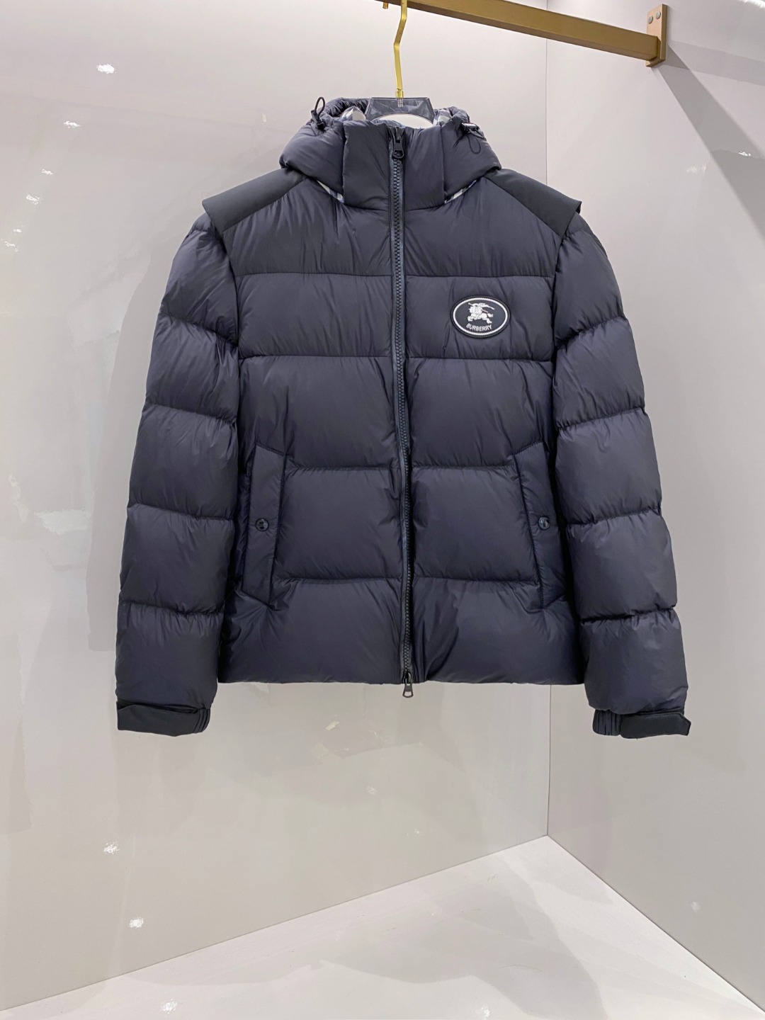 爆款羽绒服 BURBERRY巴宝莉 2025新款羽绒服秀场新品，袖子可拆卸，一衣两穿。品相非常完美，专柜